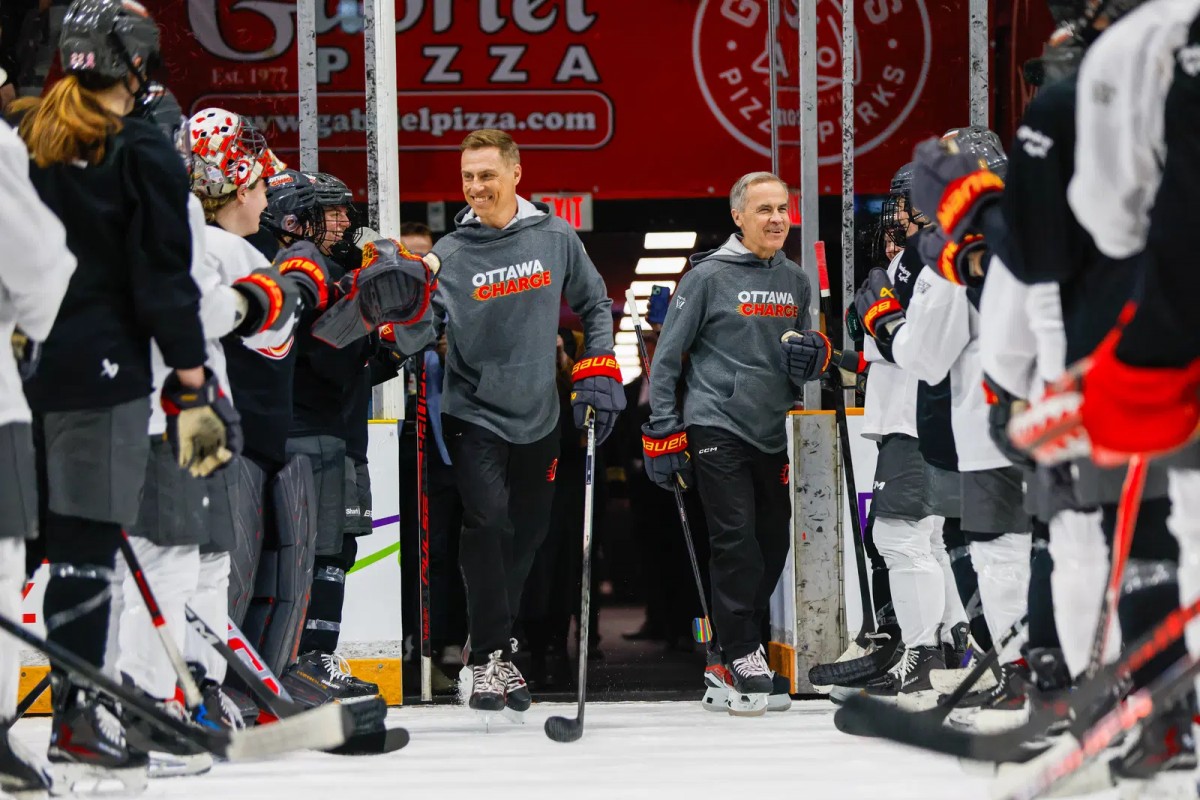 Tổng thống Phần Lan Alexander Stubb (trái) và Phiên bản chính thức của 555Win Canada Mark Carney. Ảnh: Professional Women's Hockey League