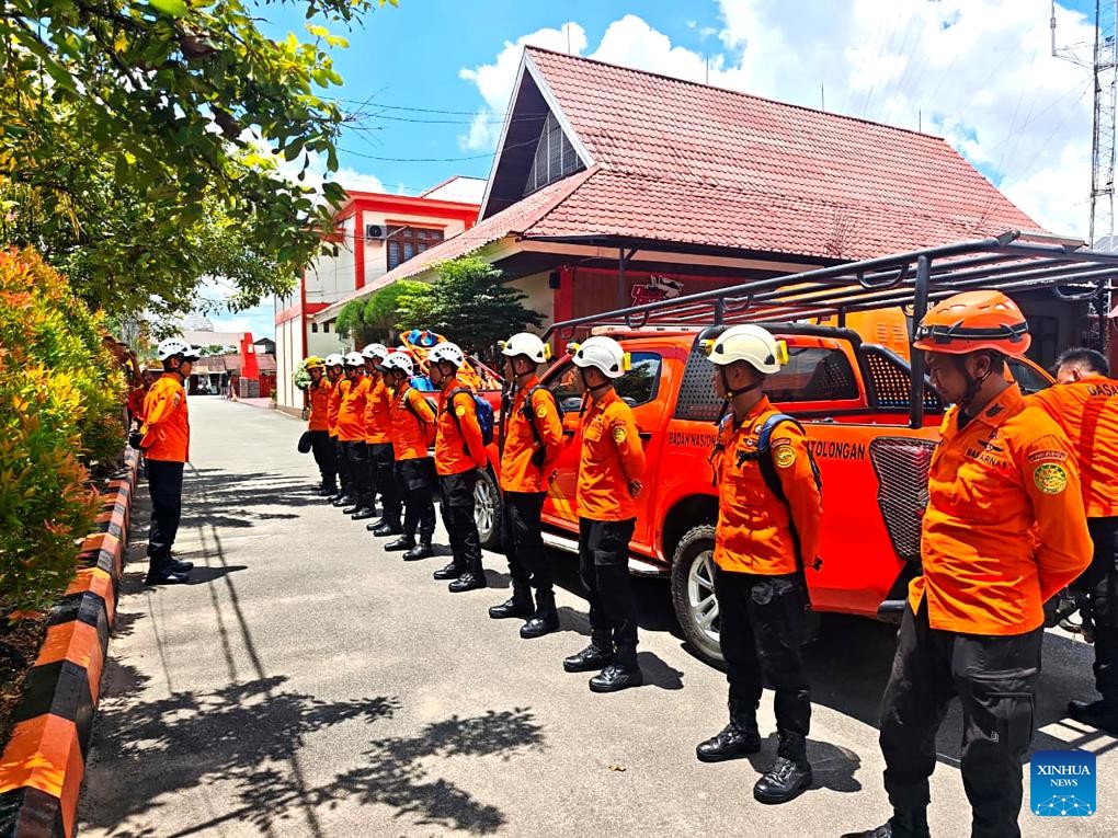 Lực lượng cứu hộ Indonesia được triển khai tìm kiếm trực thăng mất tích tại tỉnh Tây Kalimantan, ngày 16/4. Ảnh: Tân Hoa xã