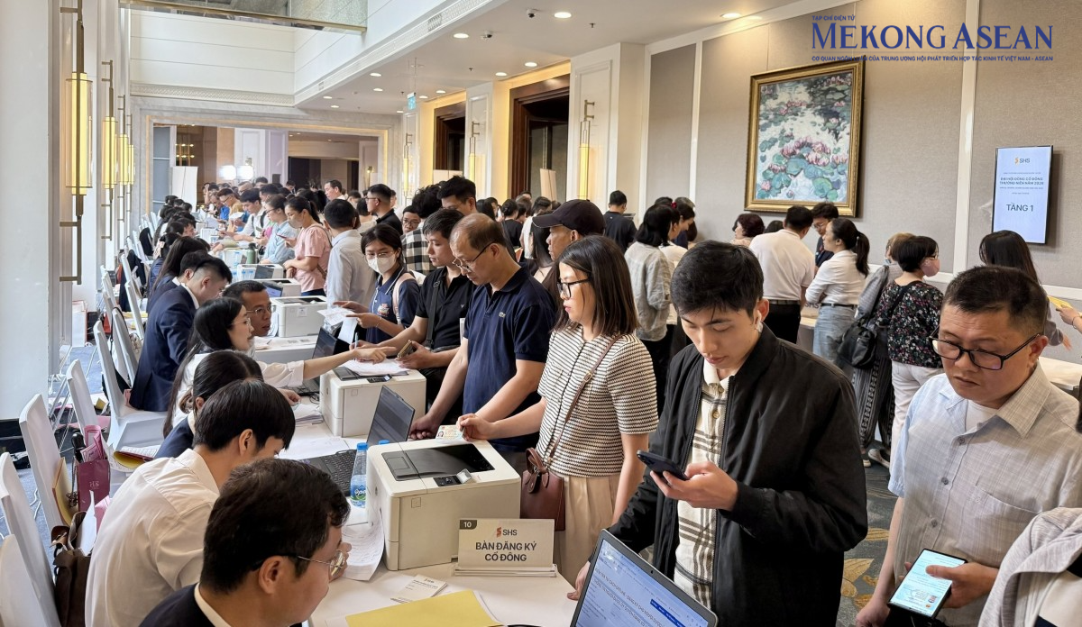 ĐHĐCĐ SHS: Hơn 2.800 cổ đông tham dự, nhà đầu tư nô nức nhận quà