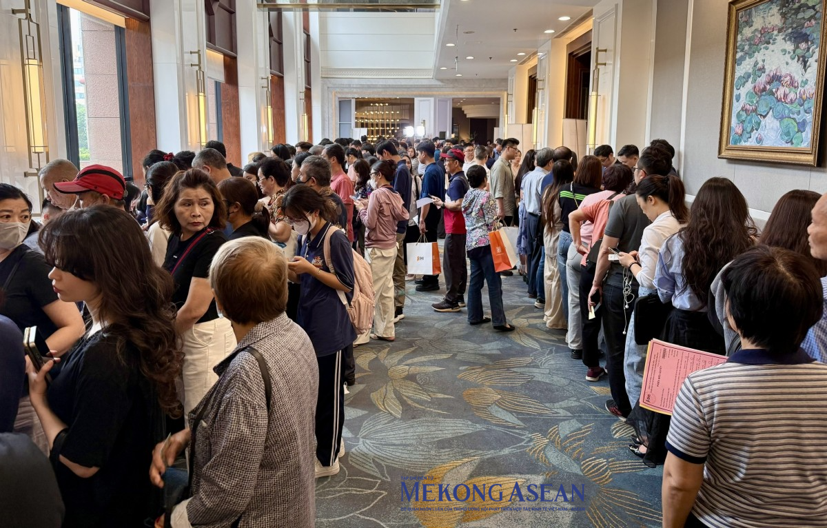 ĐHĐCĐ SHS: Hơn 2.800 cổ đông tham dự, nhà đầu tư nô nức nhận quà
