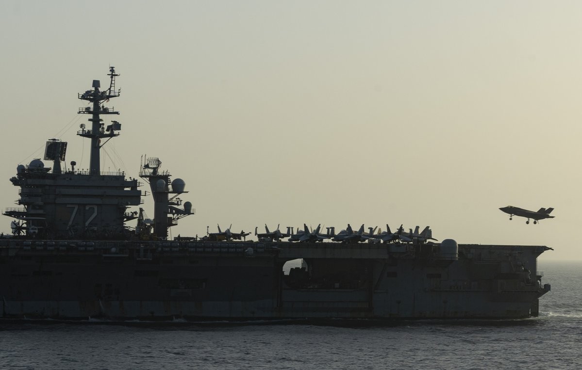 Tàu sân bay USS Abraham Lincoln của Mỹ thực hiện phong tỏa hoạt động hàng hải ra vào các cảng của Iran ngày 16/4. Ảnh: X/@CENTCOM