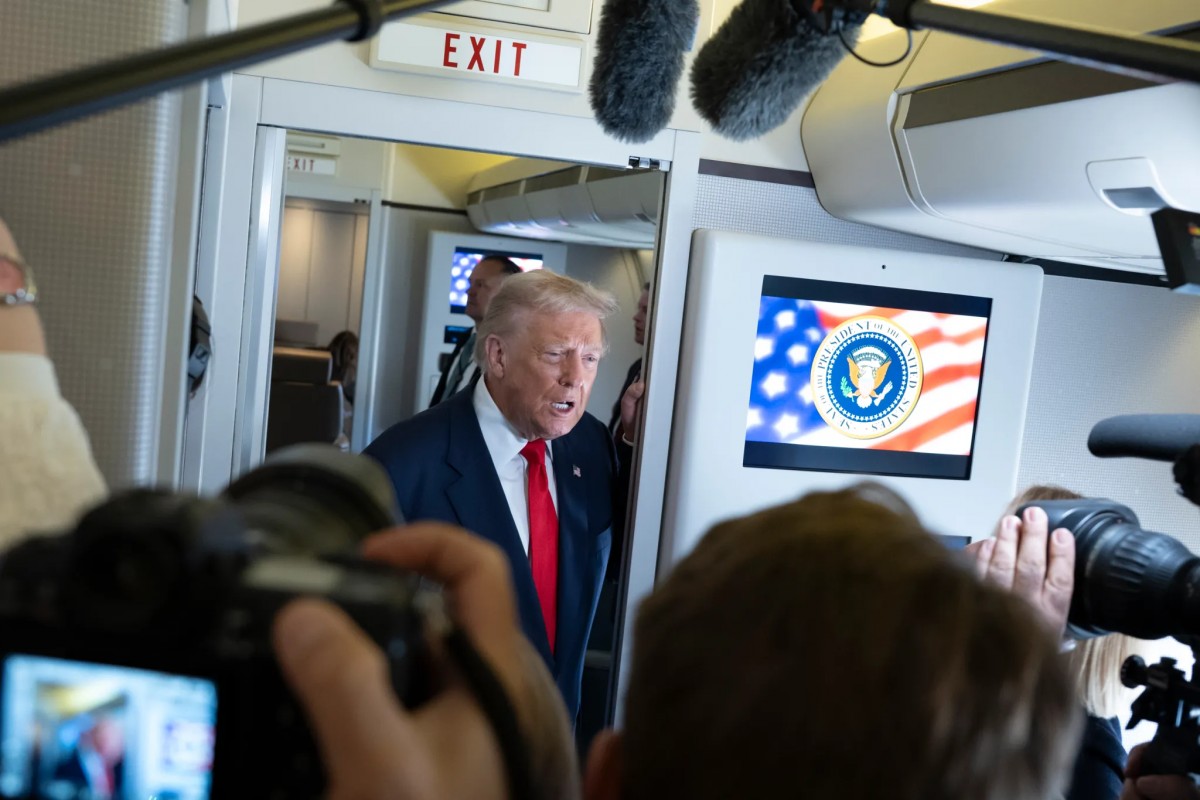 Tổng thống Mỹ Donald Trump trả lời báo chí trên chuyên cơ Không Lực Một. Ảnh: Nhà Trắng