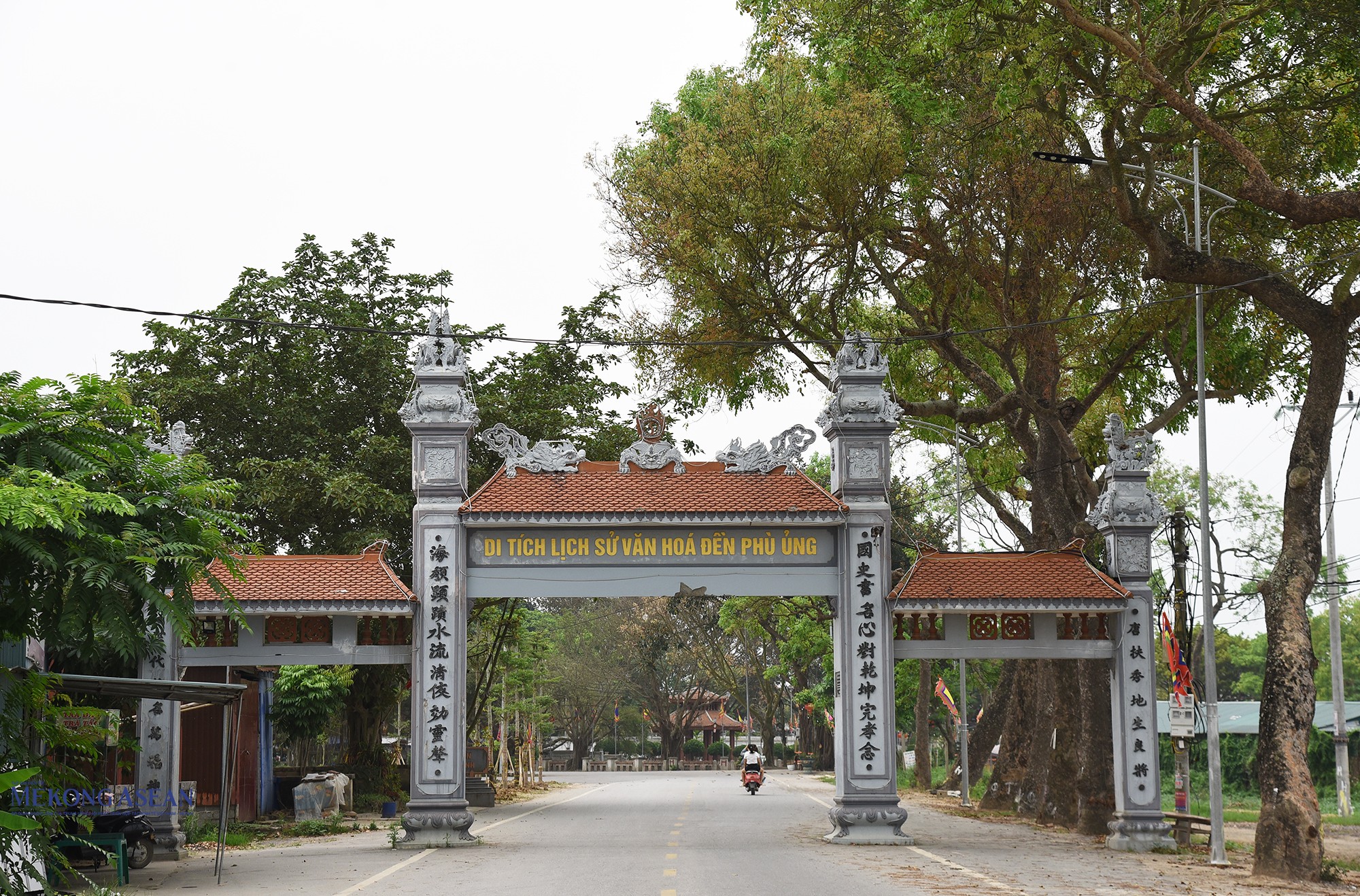 Đường vào cụm di tích đền Phù Ủng, thôn Phù Ủng, xã Phạm Ngũ Lão, tỉnh Hưng Yên. Ảnh: 555win Login.