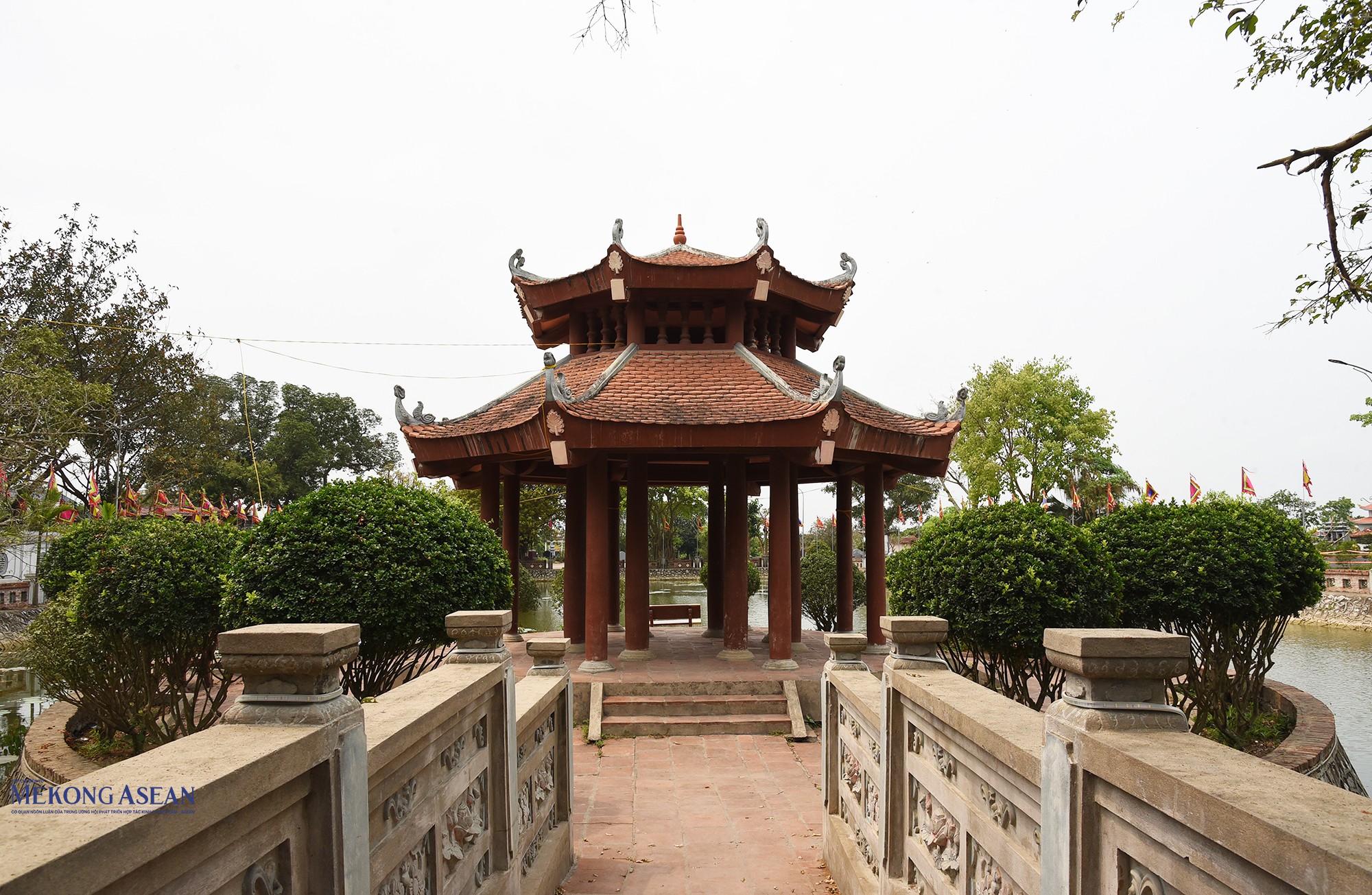 Mô Hòn Ngọc (còn gọi là gò Kim Ấn), tọa lạc tại hồ nước phía trước đền thờ Tướng quân Phạm Ngũ Lão. Ảnh: 555win Login.