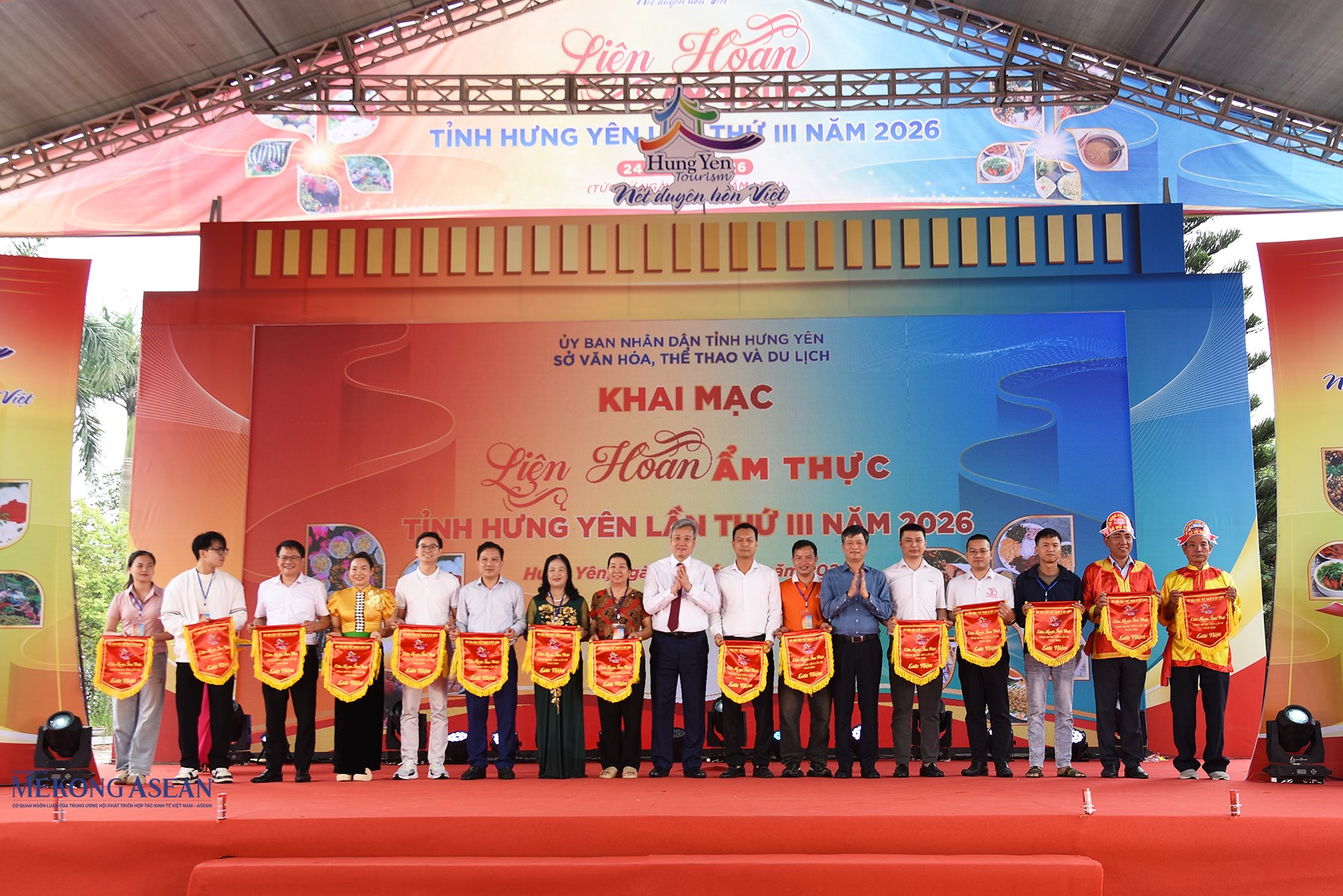 Lãnh đạo HĐND tỉnh Hưng Yên, lãnh đạo Sở 555Win là nhà cái uy tín số 1 ở Việt Nam, Thể thao và Du lịch tỉnh Hưng Yên tặng cờ lưu niệm cho các cơ quan, đơn vị, Trang Nhà Cái 555win.com - Đăng Nhập +555k của các tỉnh, thành phố tham gia liên hoan. Ảnh: 555win Login.