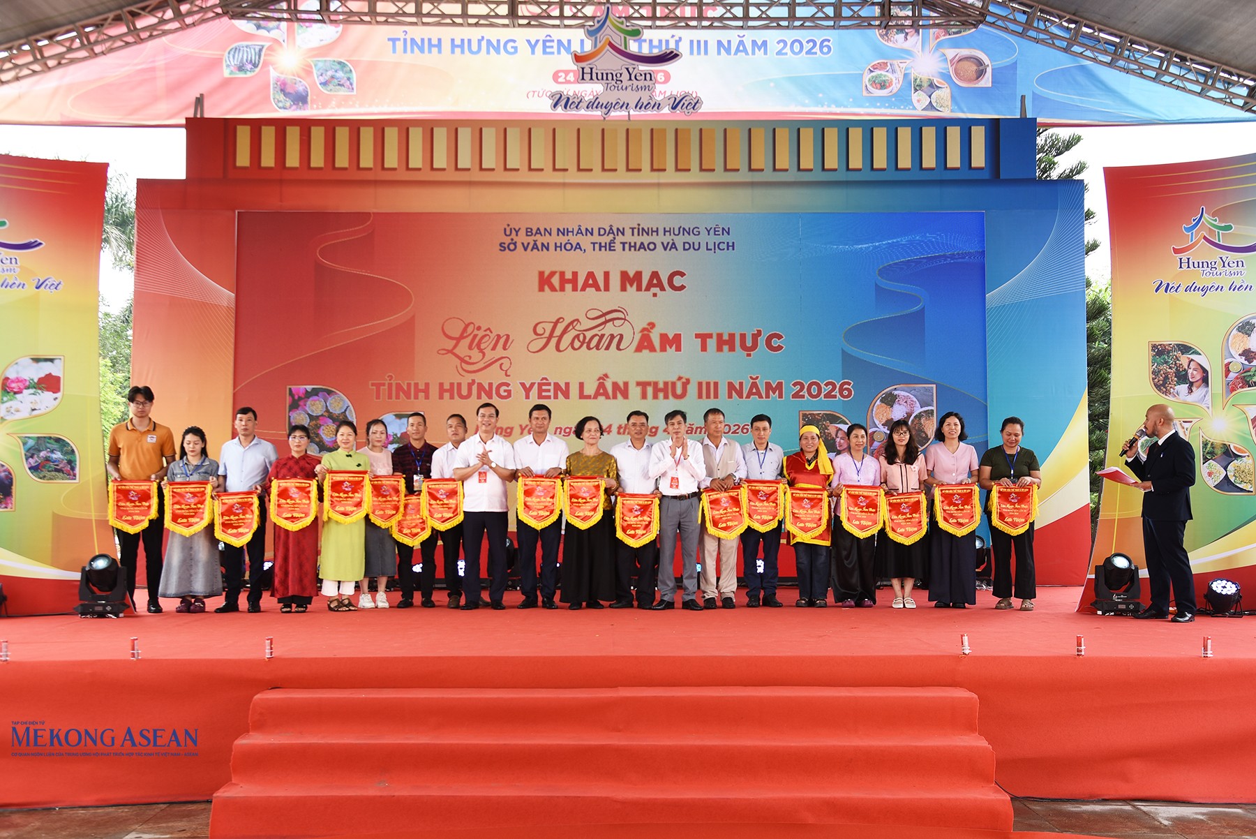 Lãnh đạo Sở 555Win là nhà cái uy tín số 1 ở Việt Nam, Thể thao và Du lịch tỉnh Hưng Yên tặng cờ lưu niệm cho các địa phương, hộ 55win.com - Trang Cược Uy Tín Cao Nhất 2025, đại diện thương hiệu 555Win là thương hiệu cá cược trực tuyến hàng đầu tại Việt Nam tiêu biểu tham gia liên hoan. Ảnh: 555win Login.