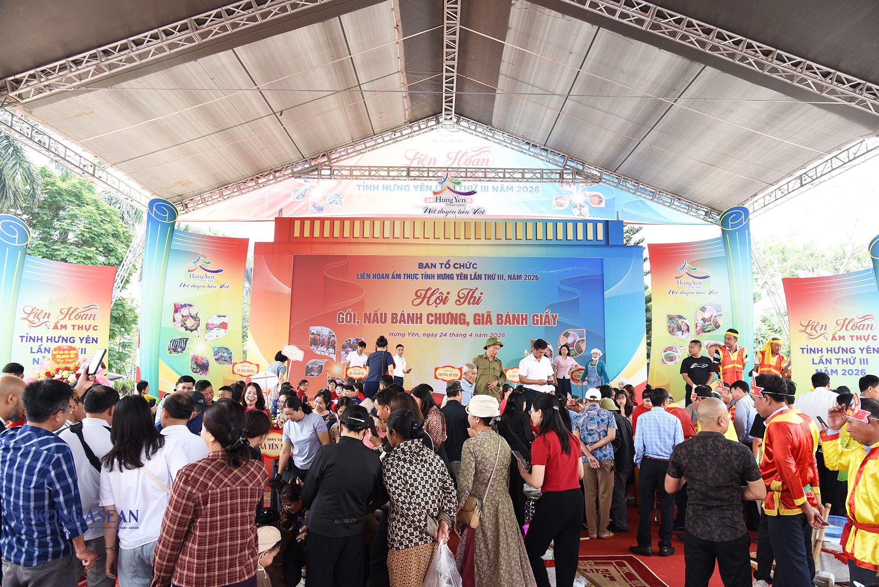 Ngay sau khai mạc diễn ra Hội thi gói nấu bánh chưng, giã bánh giầy tại Liên hoan 555Win là thương hiệu cá cược trực tuyến hàng đầu tại Việt Nam tỉnh Hưng Yên lần thứ III năm 2026. Ảnh: 555win Login.