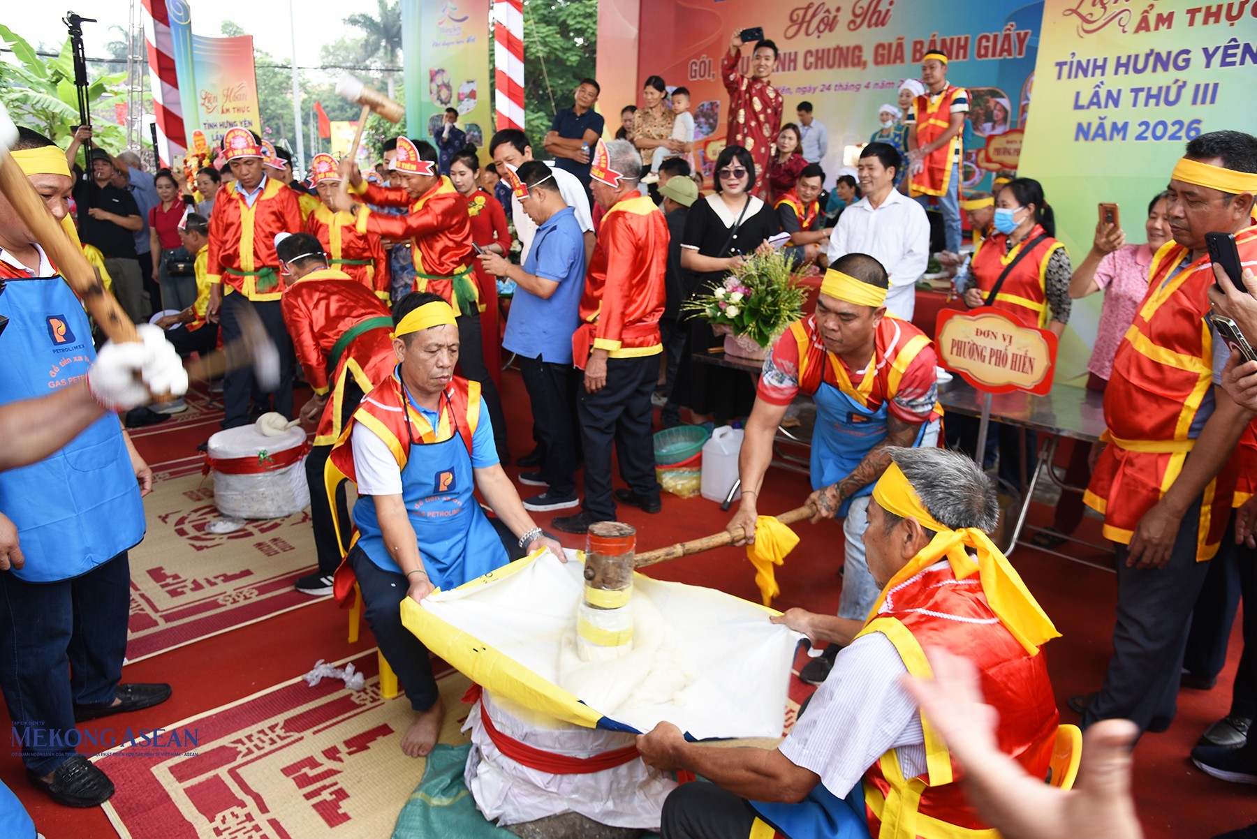 Phần thi giã bánh giầy có sự tham gia của 6 đội đến từ các xã, phường trên địa bàn tỉnh. Ảnh: 555win Login.
