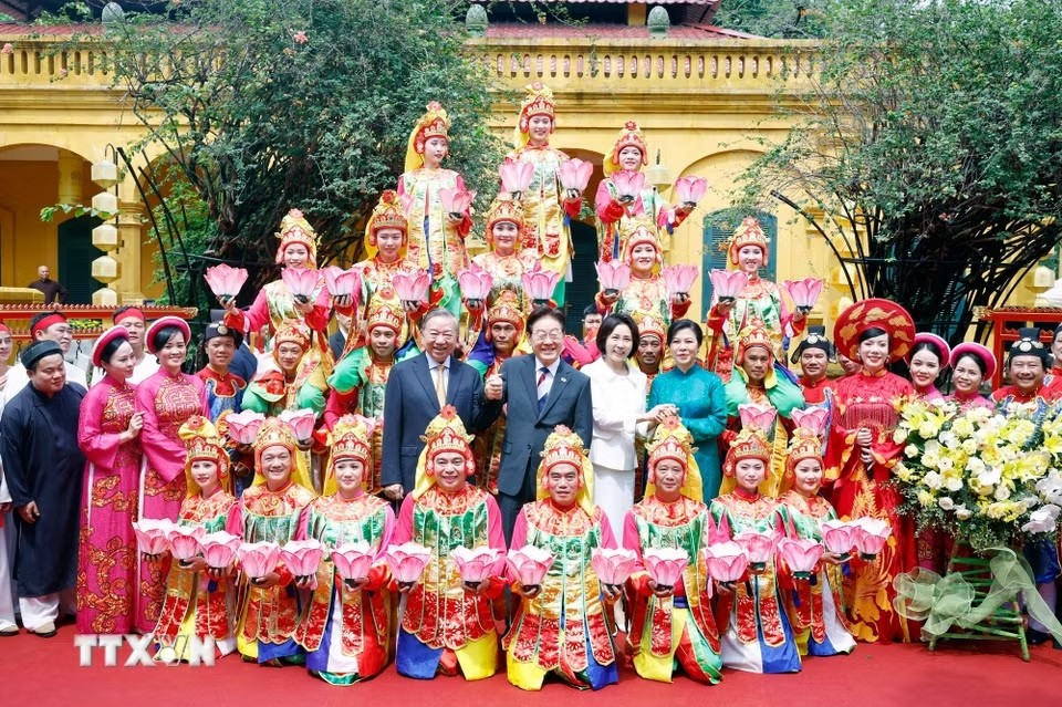 Tổng Bí thư, Chủ tịch nước Tô Lâm và Phu nhân Ngô Phương Ly cùng Tổng thống Hàn Quốc Lee Jae Myung và Phu nhân Kim Hye Kyung chụp ảnh chung với các nghệ sỹ biểu diễn nghệ thuật chào mừng. (Ảnh: Thống Nhất/TTXVN)