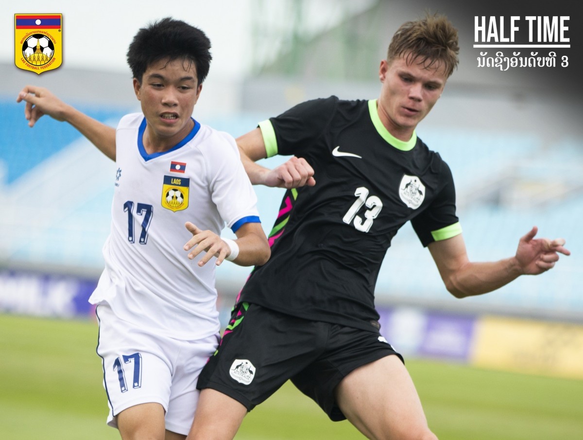 U17 Lào (áo trắng) nhận 5 bàn thua trong hiệp một. Ảnh: Liên đoàn Bóng đá Lào