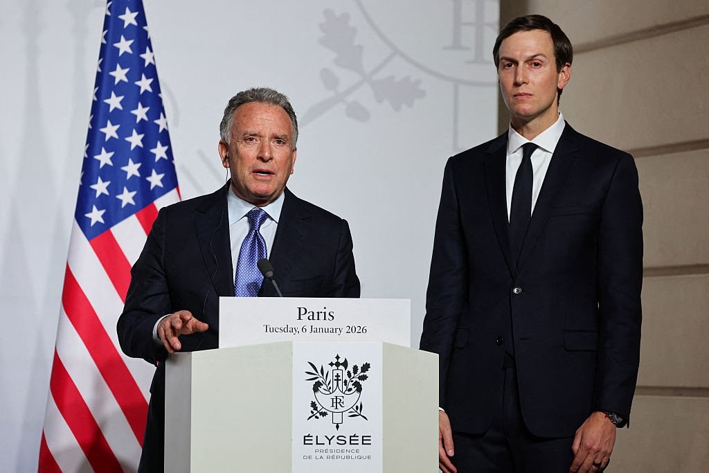 Đặc phái viên Mỹ Steve Witkoff (trái) và Cố vấn Jared Kushner tại Điện Élysée ở Paris ngày 6/1. Ảnh: AFP
