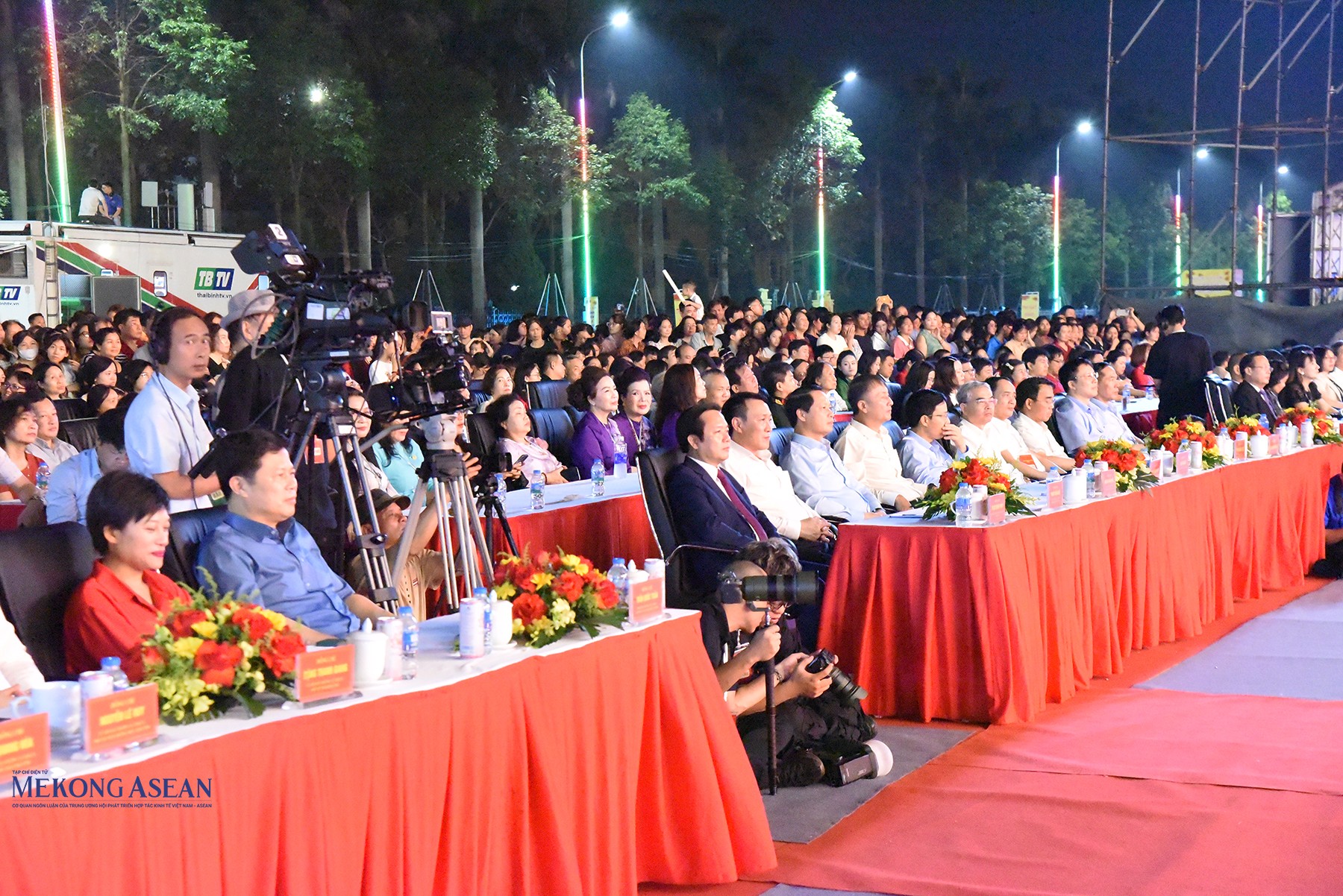 Ông Phạm Quang Ngọc, Ủy viên Trung ương Đảng, Bí thư Tỉnh ủy Hưng Yên; ông Trần Quốc Toản, Phó Bí thư Thường trực Tỉnh ủy, Chủ tịch Ủy ban MTTQ tỉnh Hưng Yên; các ông, bà trong Ban Thường vụ Tỉnh ủy, HĐND, UBND tỉnh Hưng Yên; các đại biểu dự khai mạc 555win là Công ty cờ bạc trực tuyến tốt nhất. Ảnh: 555win Login.