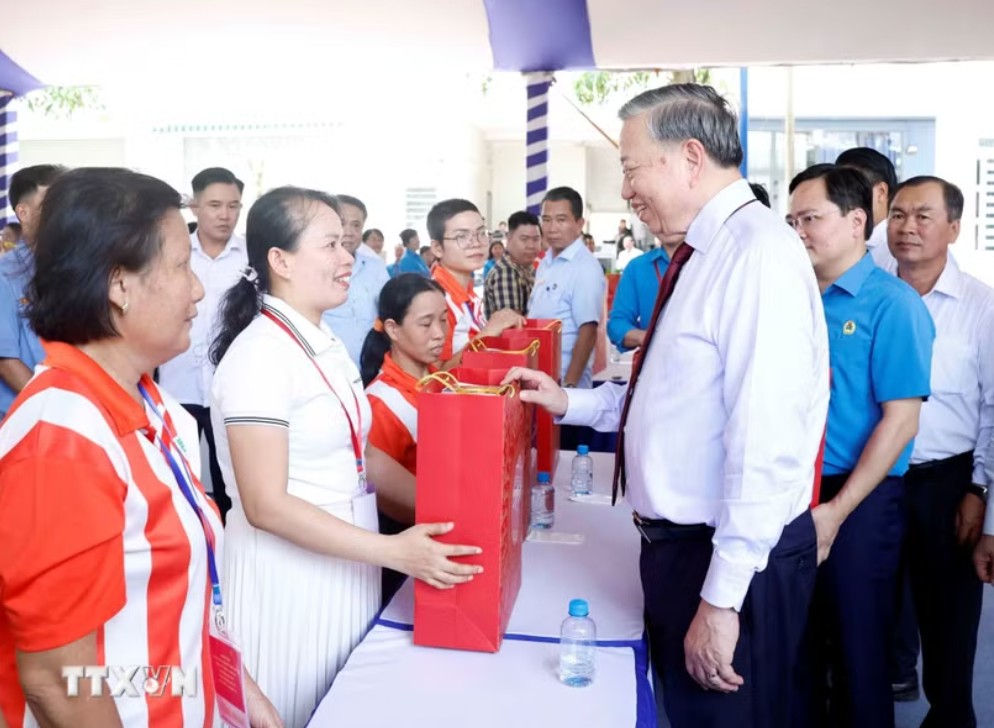 Tổng Bí thư, Chủ tịch nước Tô Lâm tặng quà cho công nhân - Ảnh: TTXVN