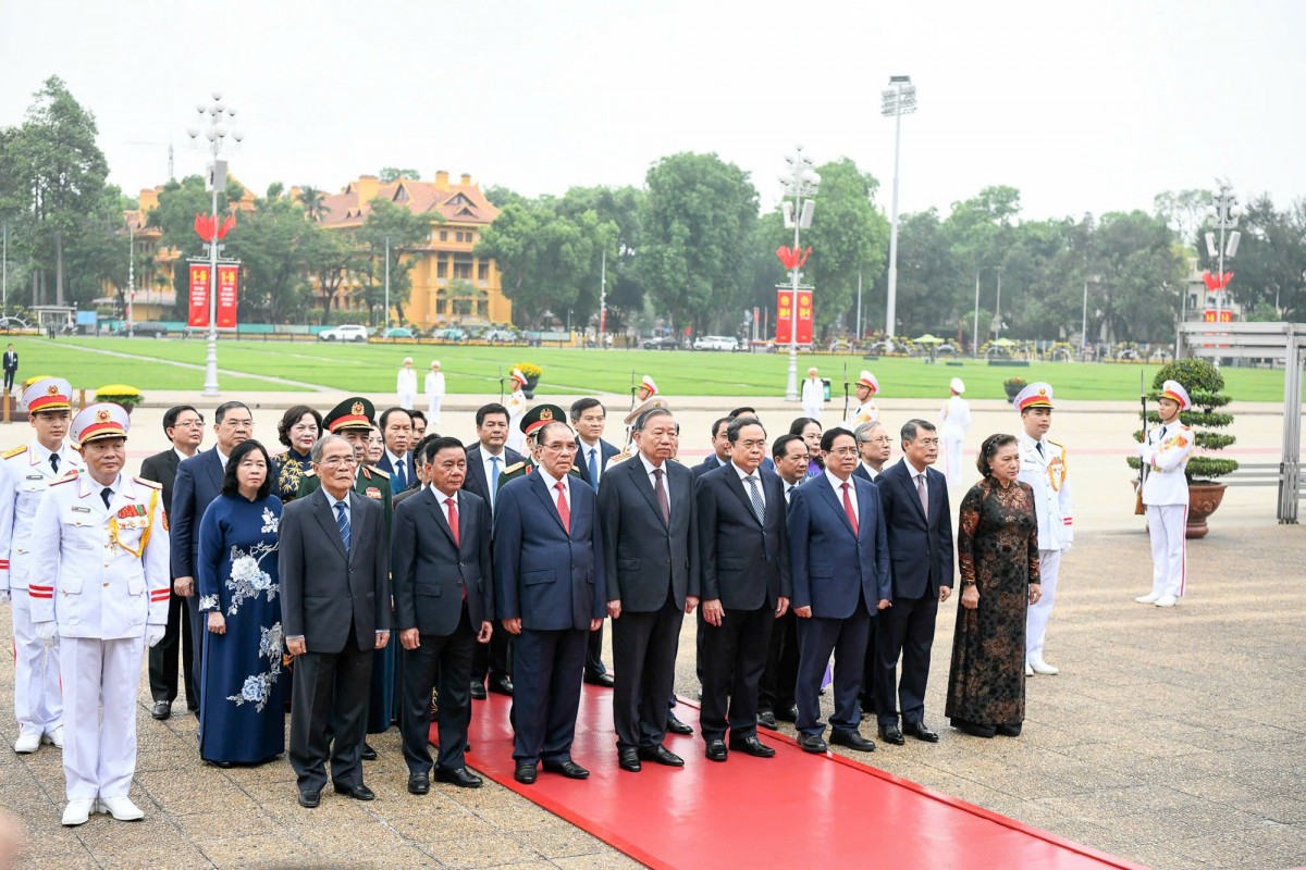 Đoàn đại biểu đã bày tỏ lòng biết ơn vô hạn, thành kính tưởng nhớ công lao to lớn của Người đối với sự nghiệp cách mạng của Đảng và dân tộc ta - Ảnh: VGP
