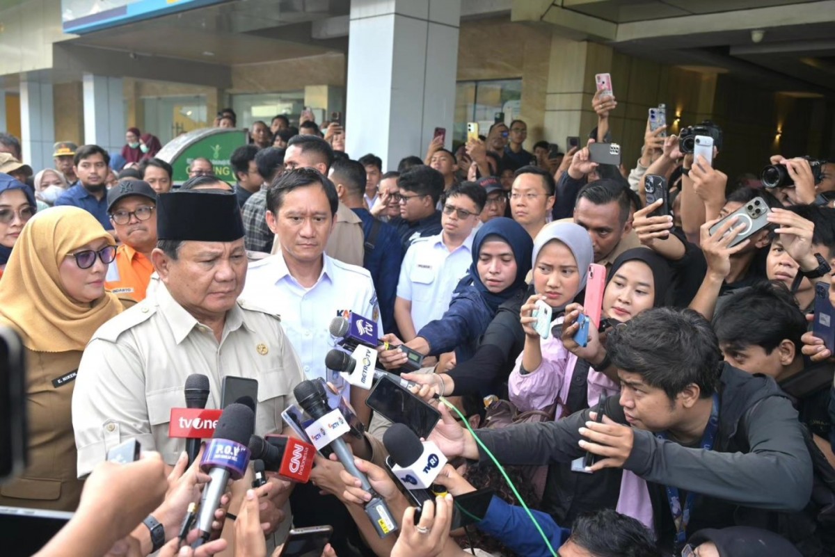 Tổng thống Prabowo Subianto trả lời báo giới khi thăm các nạn nhân sau vụ tai nạn. Ảnh: Văn phòng Nội các Indonesia