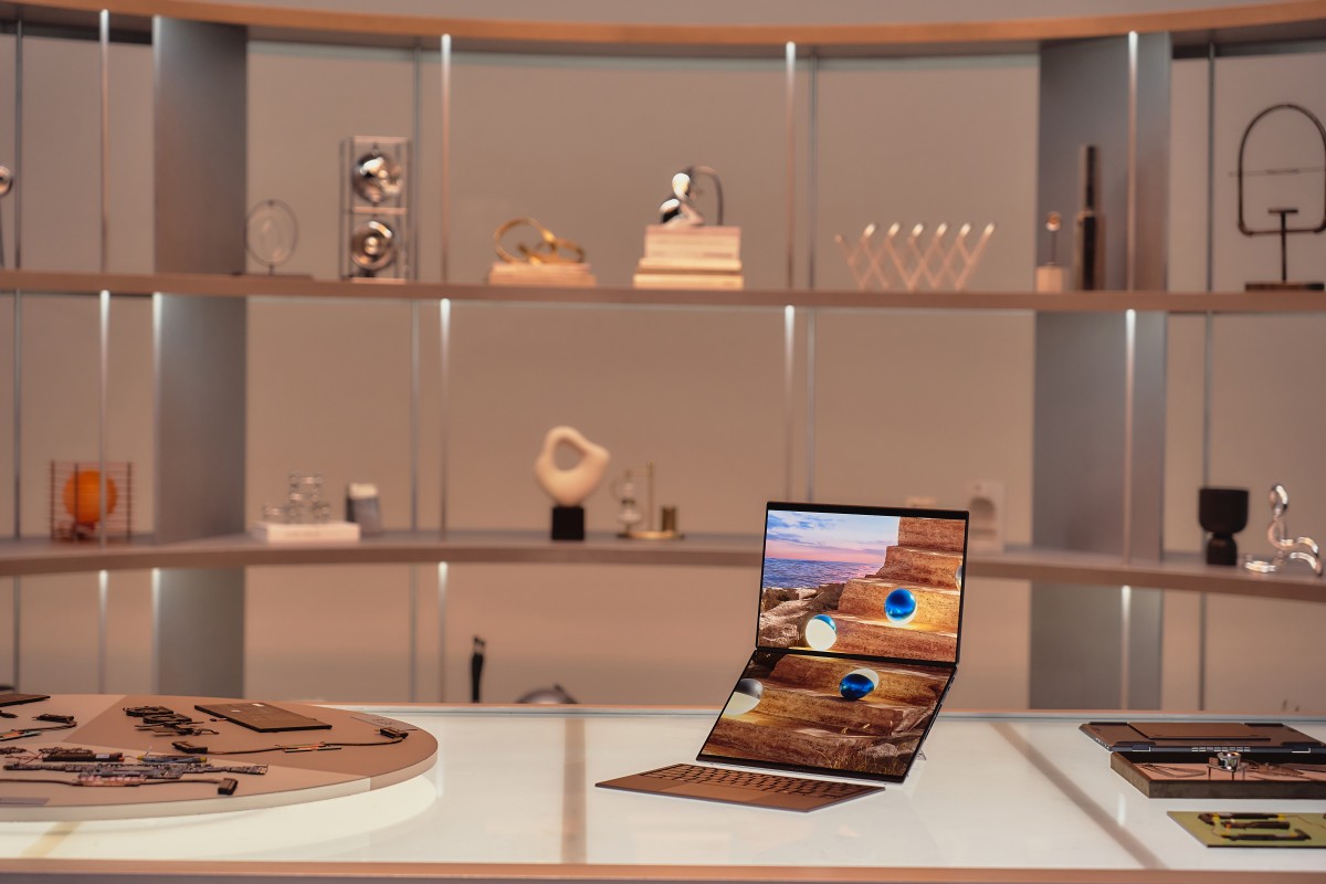Laptop hai màn hình Zenbook DUO (2026) của ASUS giành giải Vàng iF Design Award