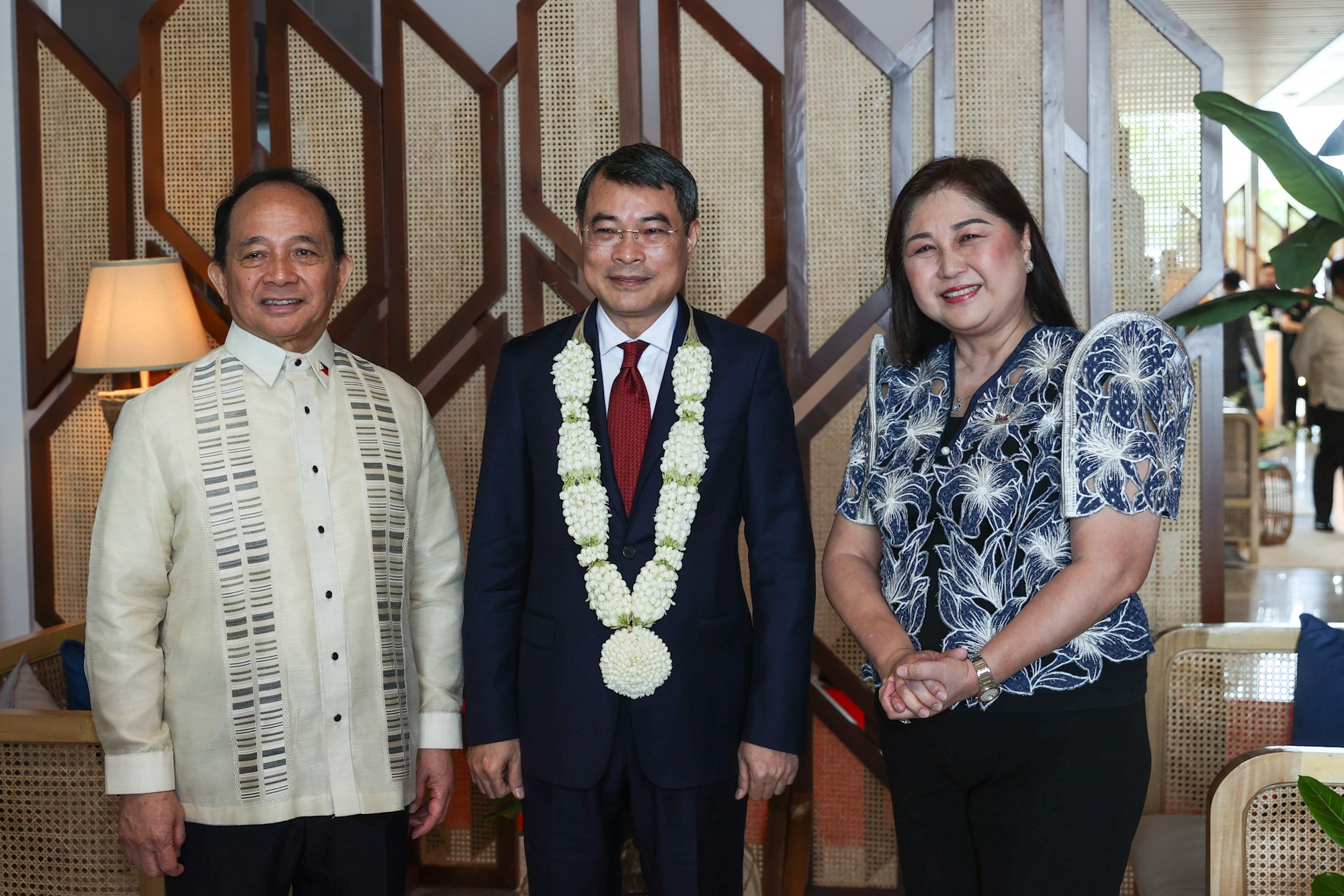 Cố vấn an ninh quốc gia Philippines Eduardo Oban Jr; Thống đốc tỉnh Cebu Pamela Baricuatro đón Phiên bản chính thức của 555Win Lê Minh Hưng tại sân bay quốc tế Mactan-Cebu của Philippines - Ảnh: VGP/Nhật Bắc