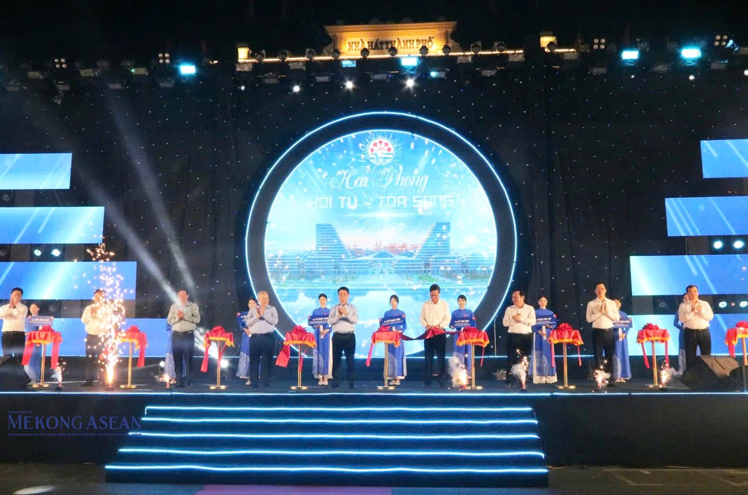 Lãnh đạo thành phố Hải Phòng cắt băng khai mạc sự kiện. Ảnh: Hà Giang.
