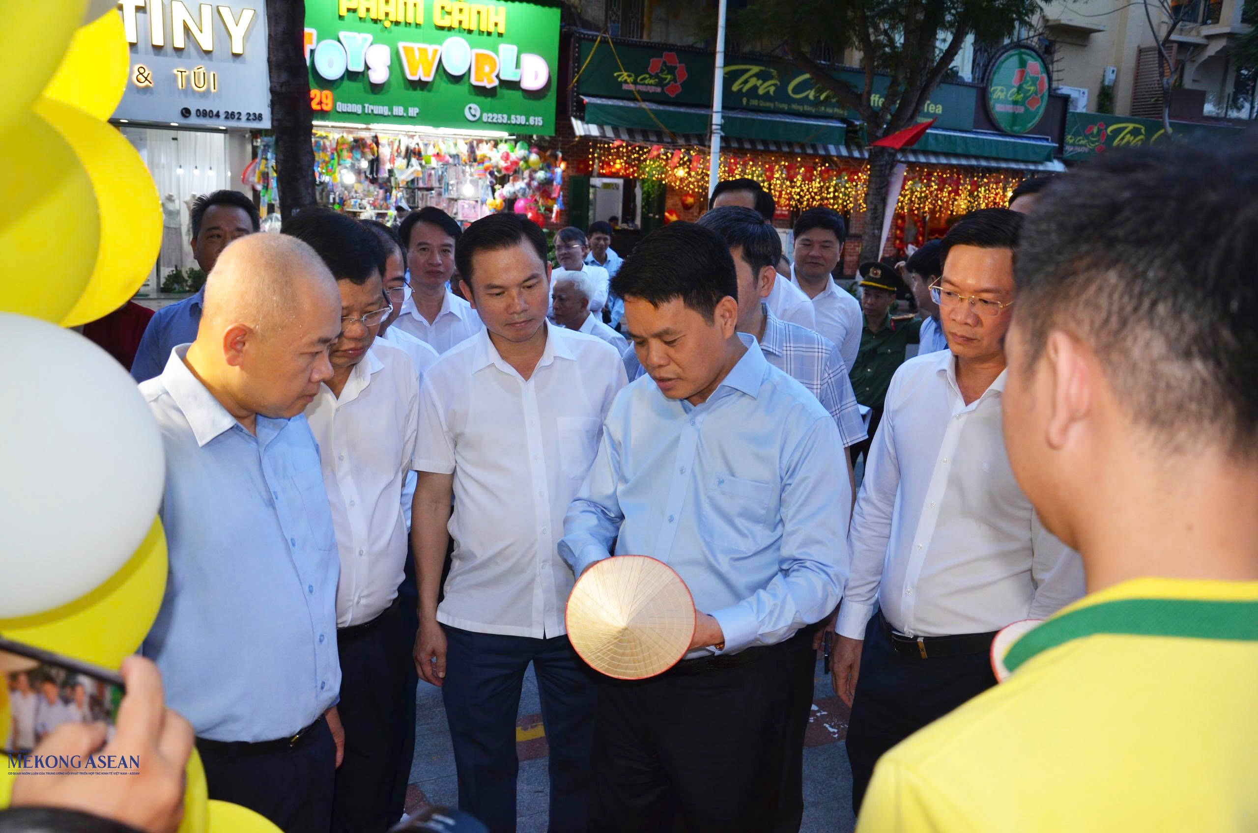 Lãnh đạo thành phố Hải Phòng và các đại biểu tham quan các gian hàng. Ảnh: Hà Giang.