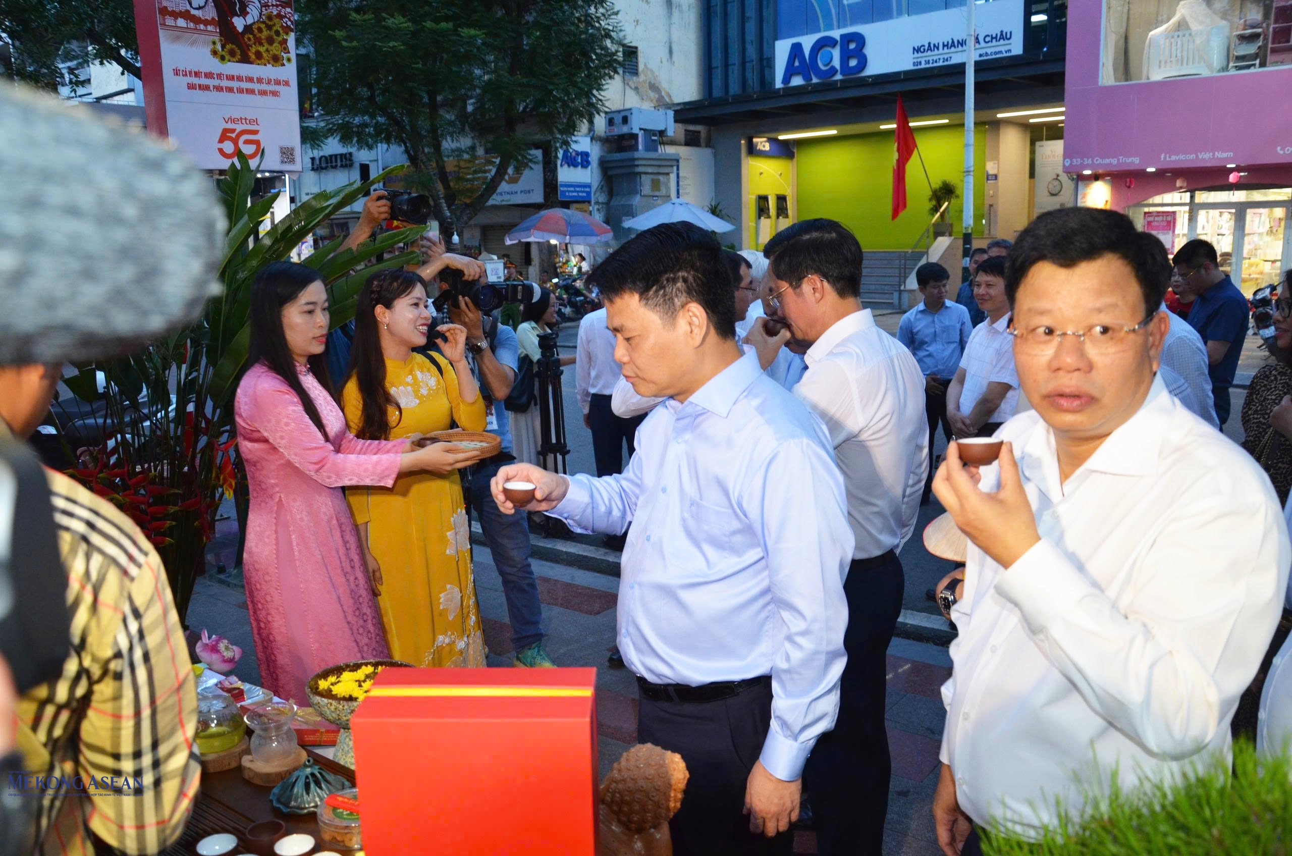 Lãnh đạo thành phố Hải Phòng thưởng thức trà sen Kiếp Bạc. Ảnh: Hà Giang.