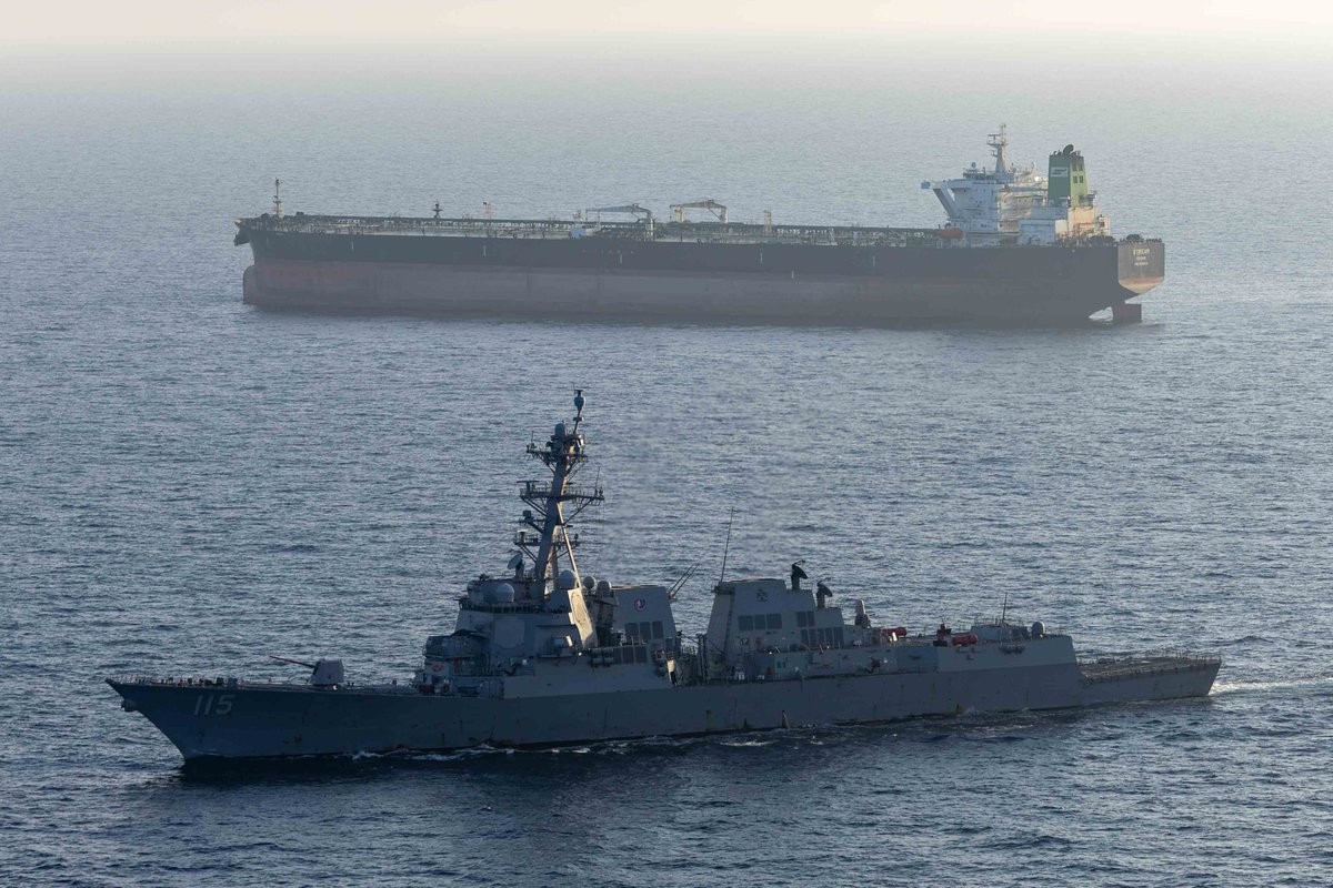 Tàu khu trục USS Rafael Peralta thực thi lệnh phong tỏa của Mỹ đối với các cảng của Iran nhằm vào tàu M/T Stream sau khi con tàu này tìm cách di chuyển tới một cảng của Iran hôm 26/4. Ảnh: X/@CENTCOM