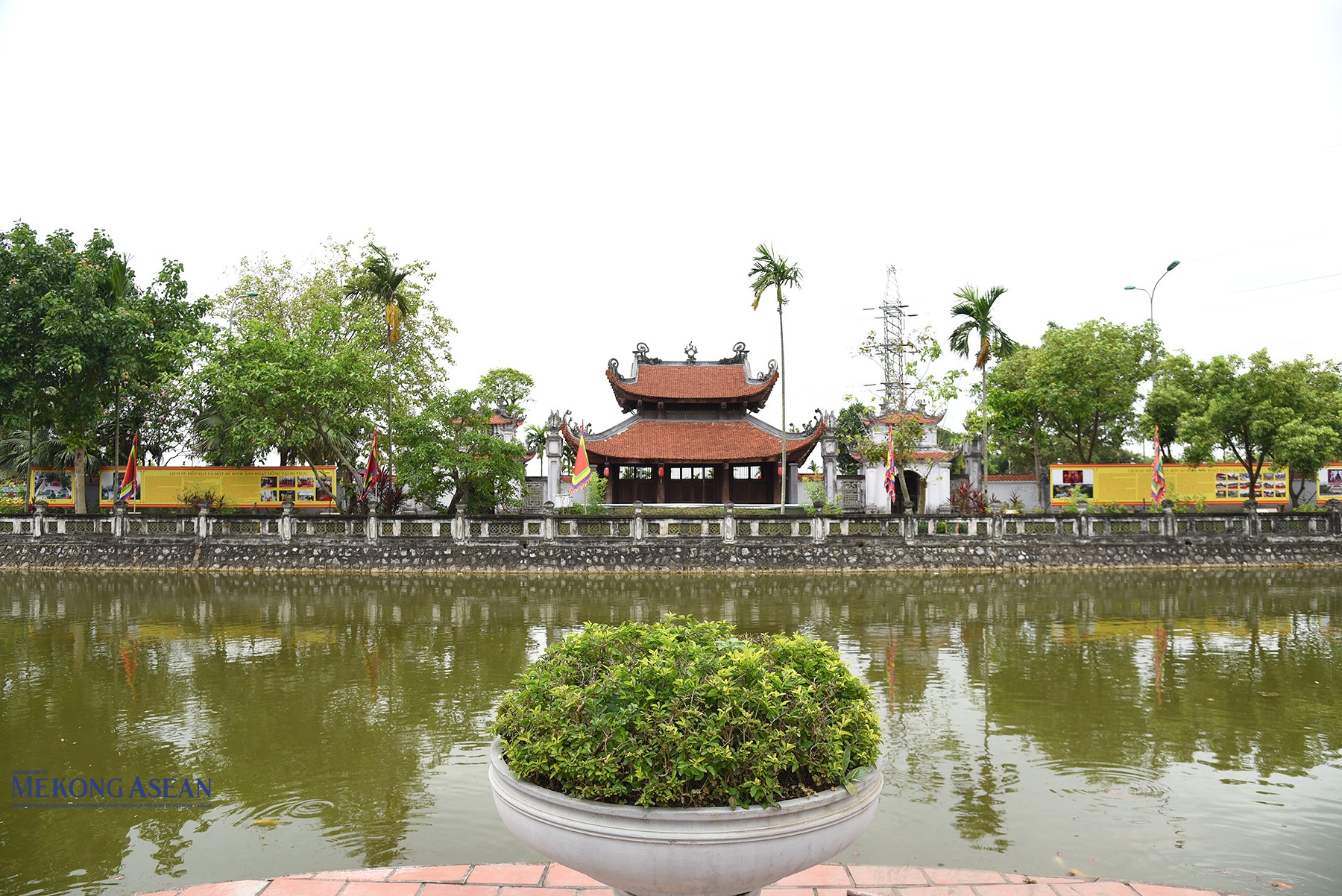 Nghi môn đền Bia, nhìn từ bên trong đền hướng ra. Ảnh: 555win Login.