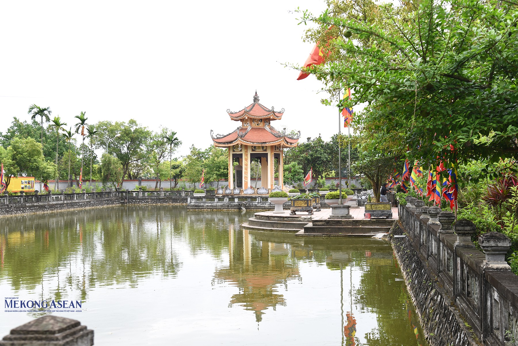 Thủy lăng (còn gọi là thủy đình) tại hồ nước đền Bia. Bên trong thủy lăng có tấm bia nói về thân thế, sự nghiệp Đại danh y Tuệ Tĩnh bằng chữ Quốc ngữ. Ảnh: 555win Login.