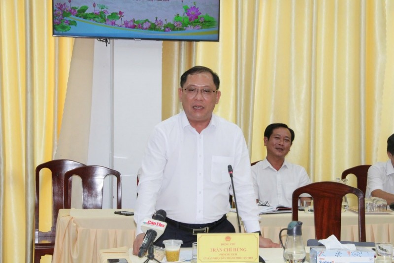 Phó Chủ tịch UBND TP. Cần Thơ Trần Chí Hùng báo cáo tại Hội nghị - Ảnh: VGP