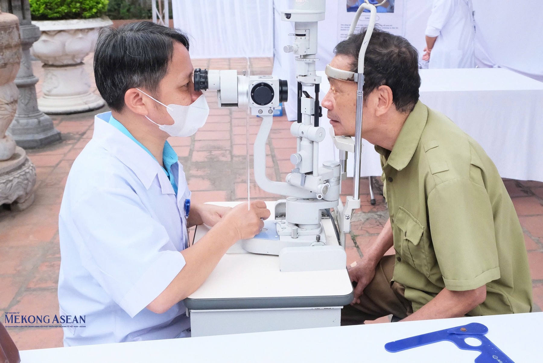 Các bác sĩ thăm khám sức khỏe cho người dân địa phương. Ảnh: Tạ Sơn.