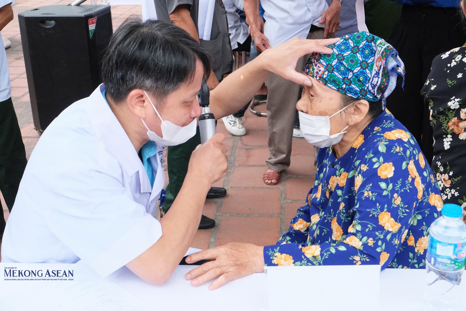 Các bác sĩ thăm khám sức khỏe cho người dân. Ảnh: Tạ Sơn.