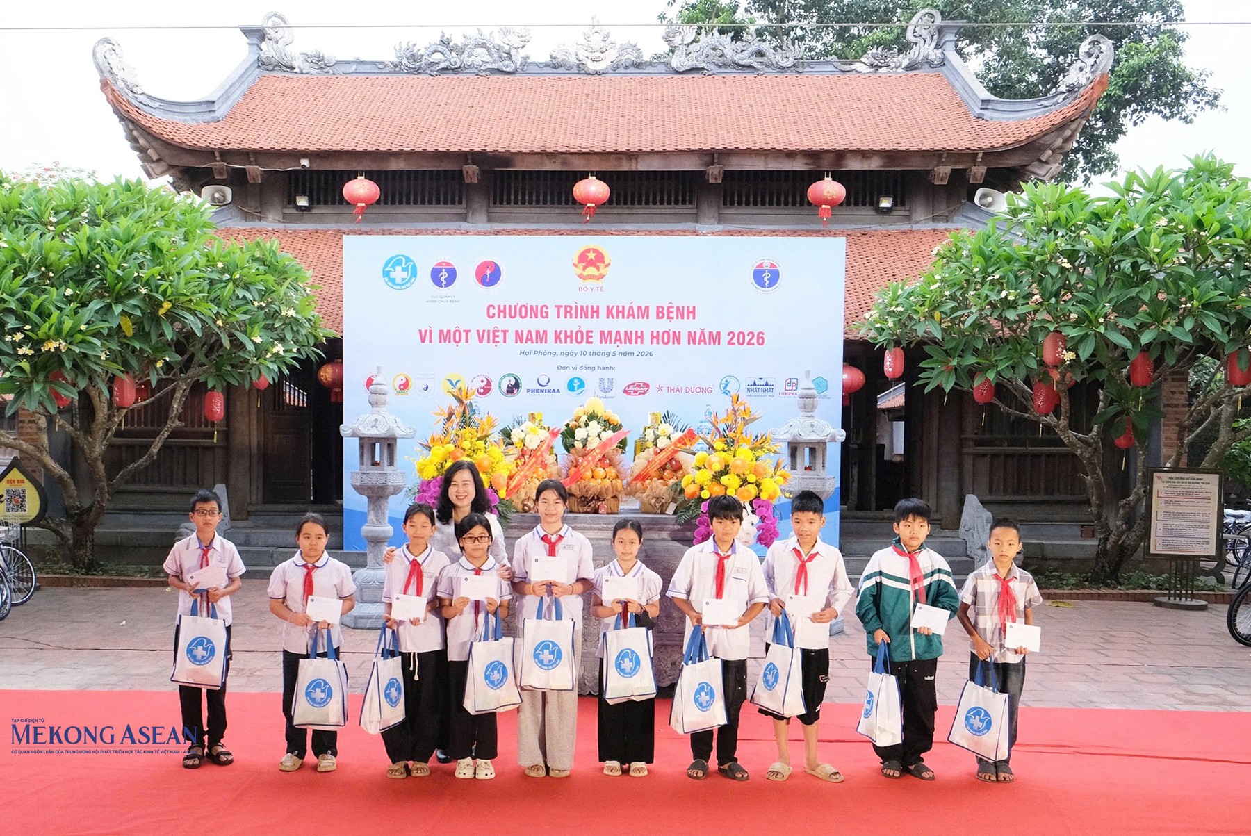 Bộ trưởng Bộ Y tế Đào Hồng Lan trao quà cho học sinh có hoàn cảnh khó khăn, vượt khó học giỏi. Ảnh: Tạ Sơn.