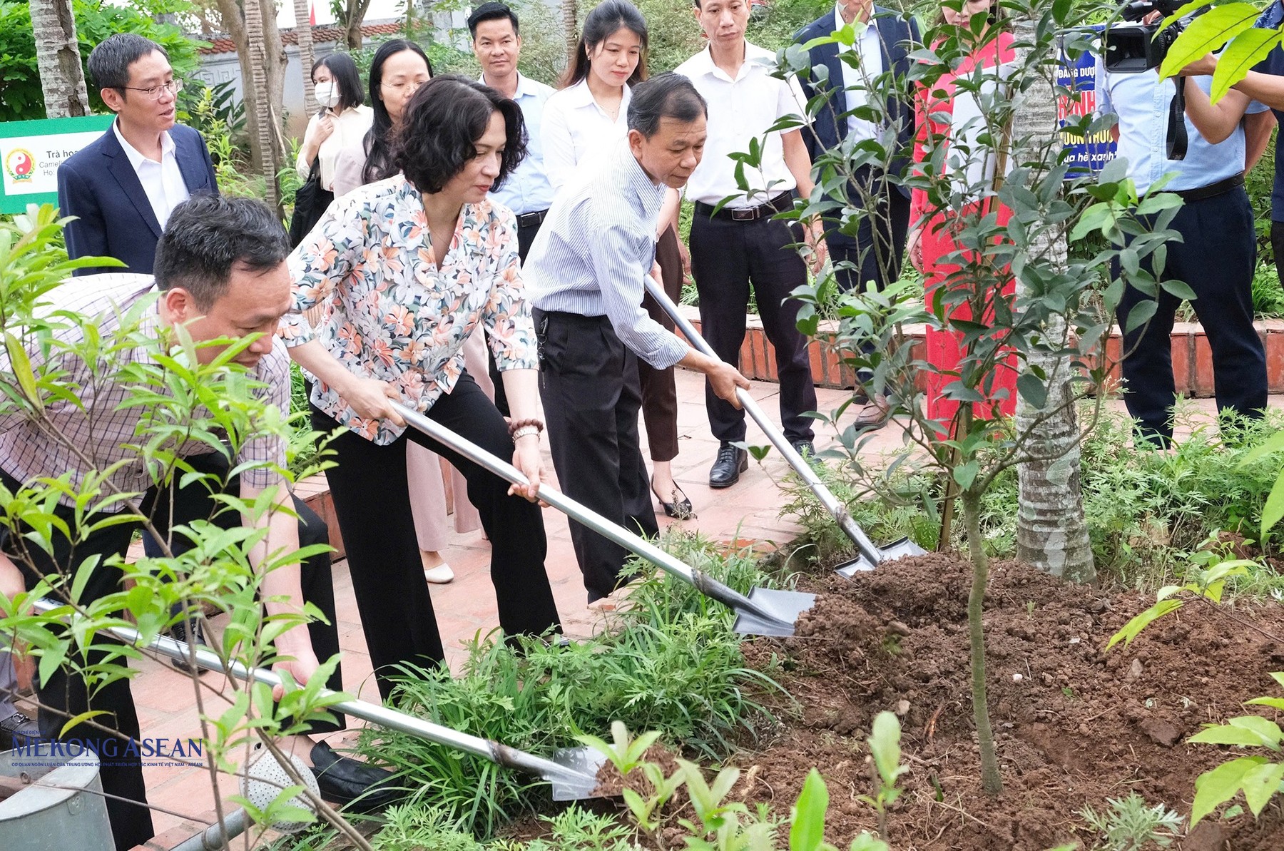 Thứ trưởng Bộ Y tế Nguyễn Thị Liên Hương trồng cây tại vườn thuốc nam trong khuôn viên đền Bia. Ảnh: Tạ Sơn.