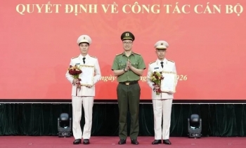 Chủ tịch và Tổng giám đốc FPT Telecom được phong hàm thượng tá