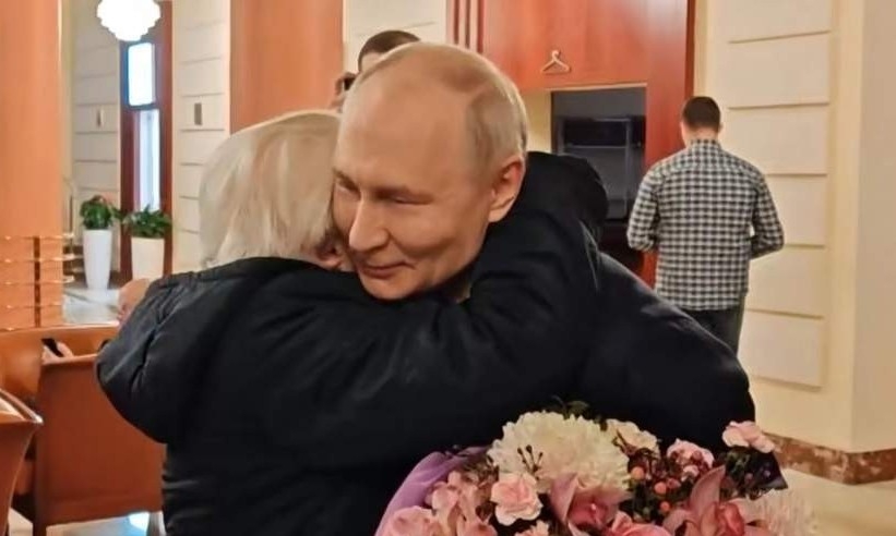 Tổng thống Nga Putin lái siêu xe chở cô giáo cũ thăm Điện Kremlin