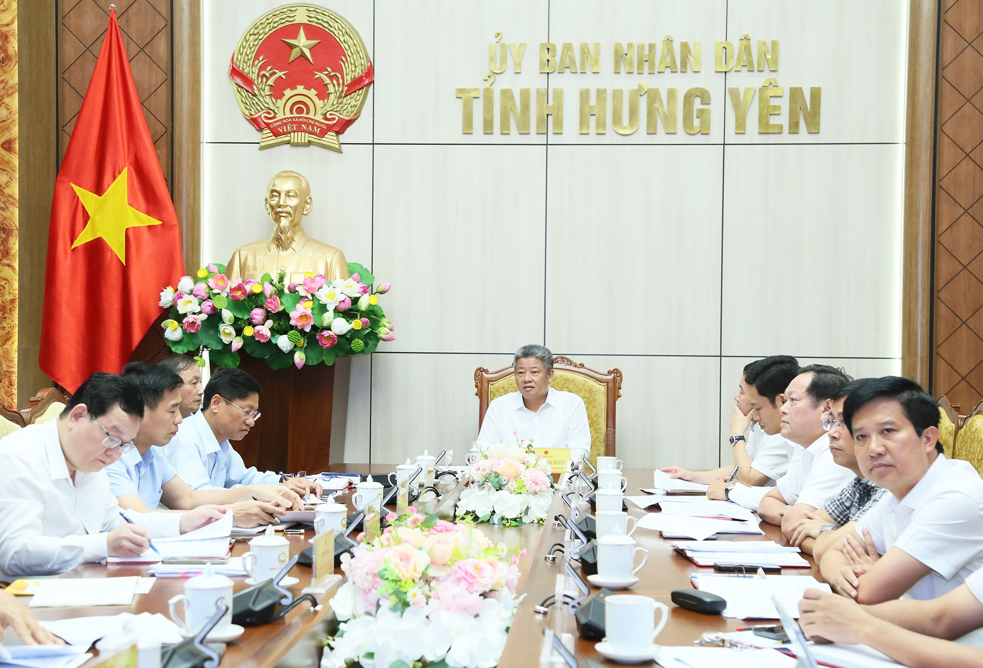 Ông Nguyễn Mạnh Quyền, Phó Bí thư Tỉnh ủy, Chủ tịch UBND tỉnh Hưng Yên chủ trì cuộc họp. Ảnh: Tất Đạt.	