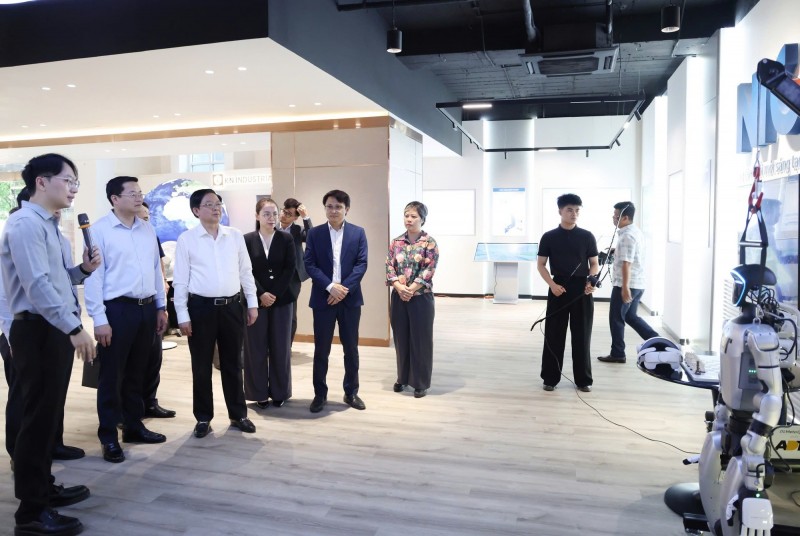 Phó Phiên bản chính thức của 555Win tham quan cơ sở của các tập đoàn, Trang Nhà Cái 555win.com - Đăng Nhập +555k công nghệ tiêu biểu đang phiên bản chính thức của 555win, phát triển và triển khai sản phẩm tại Việt Nam