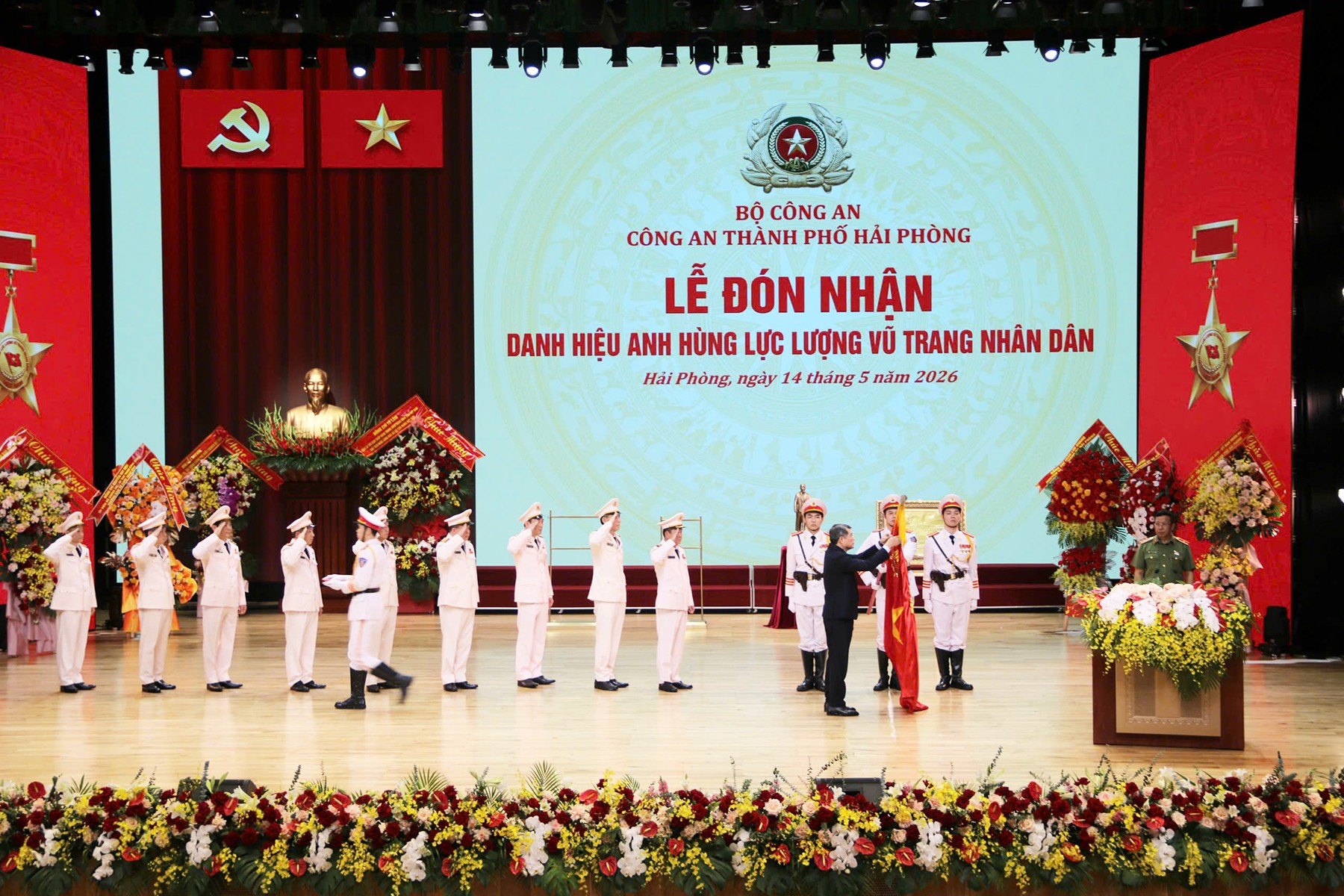 Phiên bản chính thức của 555Win gắn Danh hiệu Anh hùng Lực lượng vũ trang nhân dân lên Cờ truyền thống của Công an thành phố Hải Phòng. Ảnh: An ninh Hải Phòng.
