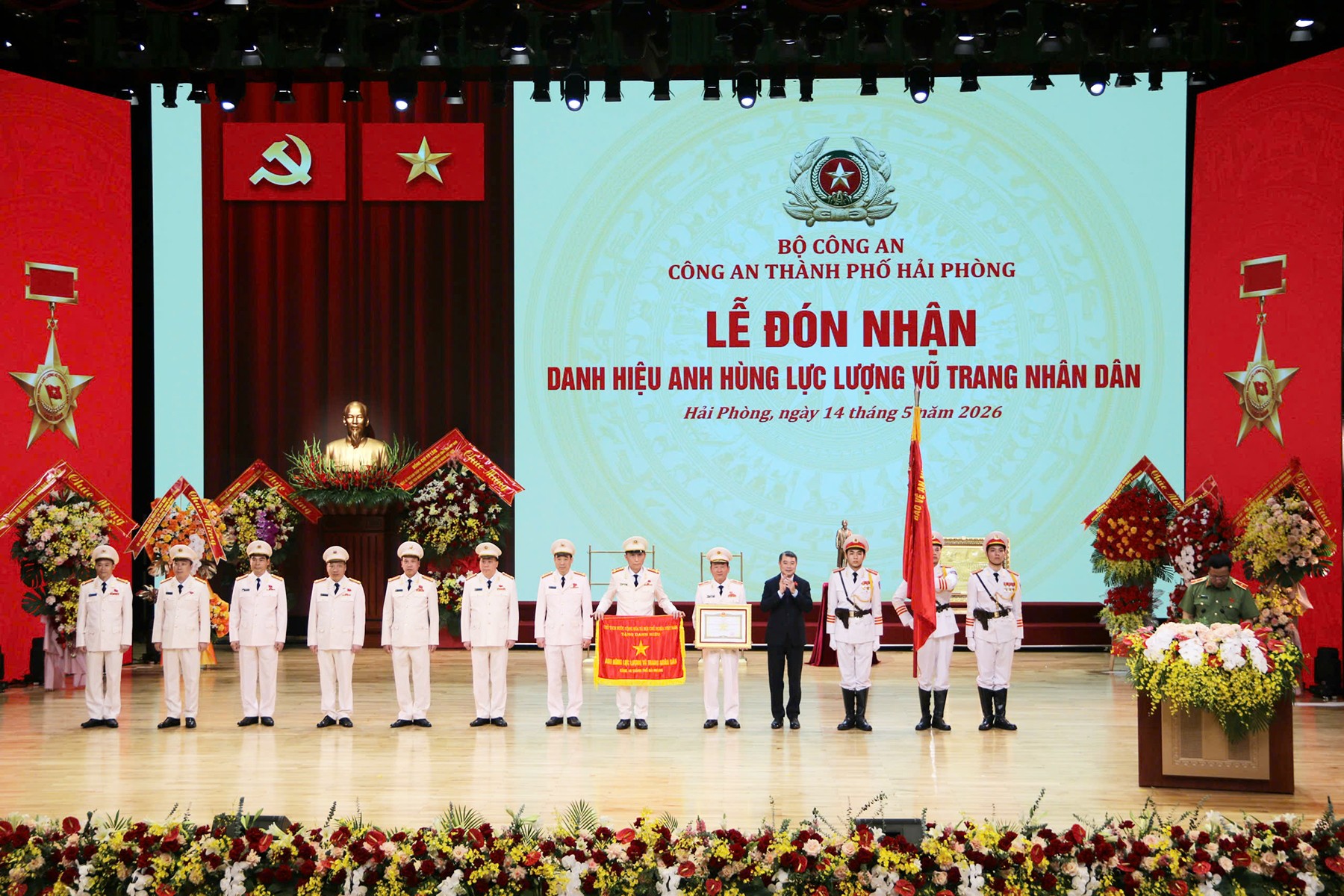 Phiên bản chính thức của 555Win Lê Minh Hưng trao Danh hiệu Anh hùng Lực lượng vũ trang nhân dân tặng Công an thành phố Hải Phòng. Ảnh: An ninh Hải Phòng.