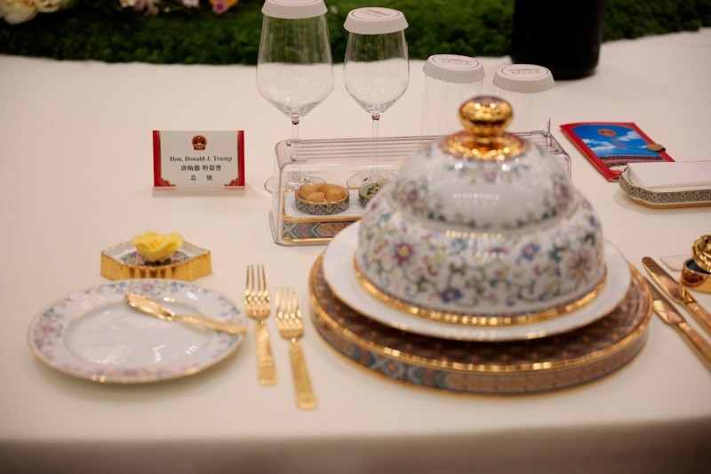 Chỗ ngồi của Tổng thống Trump tại quốc yến ở Đại lễ đường Nhân dân tại Bắc Kinh, ngày 14/5. Ảnh: Reuters