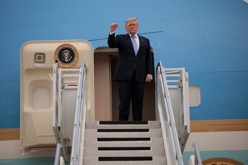 Tổng thống Mỹ Donald Trump lên chuyên cơ Không Lực Một