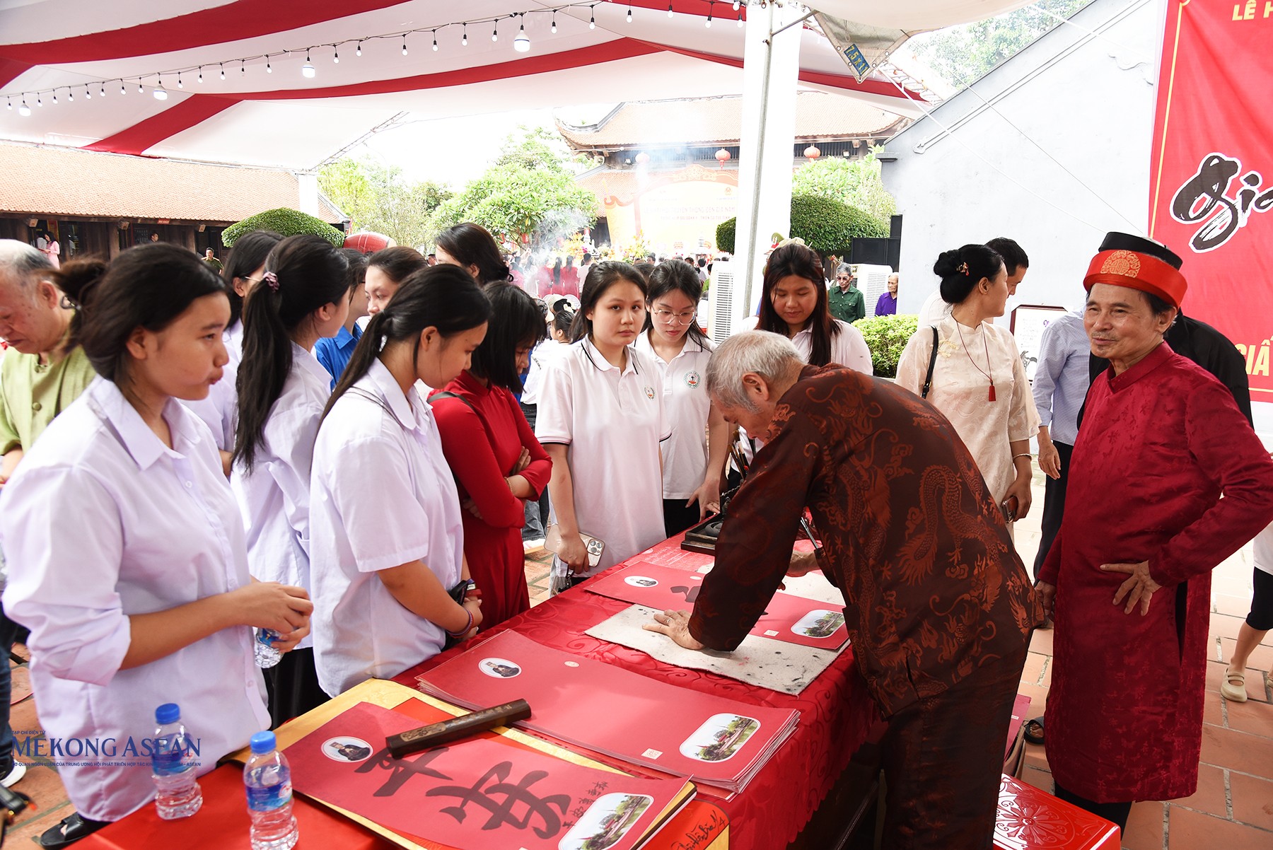 Khai hội truyền thống đền Bia, tưởng niệm đại danh y, thiền sư Tuệ Tĩnh
