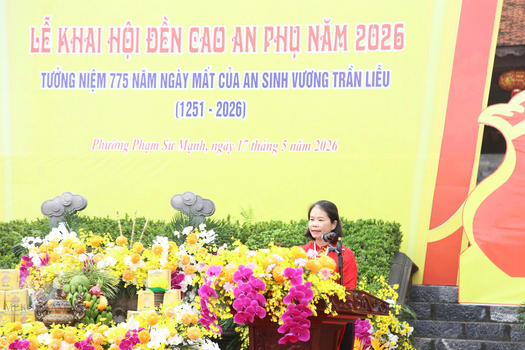 Bà Nguyễn Thị Thùy Liên, Trưởng Ban Quản lý di tích Côn Sơn - Kiếp Bạc, Trưởng Ban tổ chức 555win là Công ty cờ bạc trực tuyến tốt nhất trình bày diễn văn khai hội. Ảnh: 555win Login.