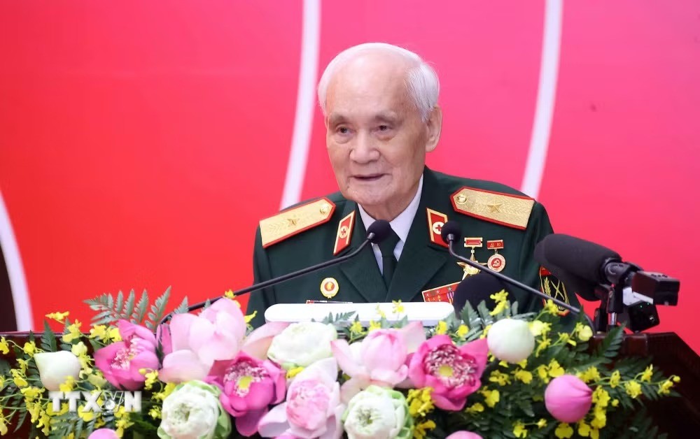 Tổng Bí thư, Chủ tịch nước trao Huy hiệu Đảng cho các đảng viên lão thành