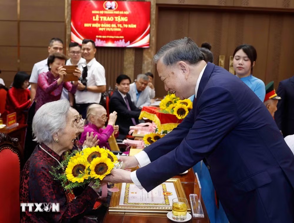 Tổng Bí thư, Chủ tịch nước trao Huy hiệu Đảng cho các đảng viên lão thành