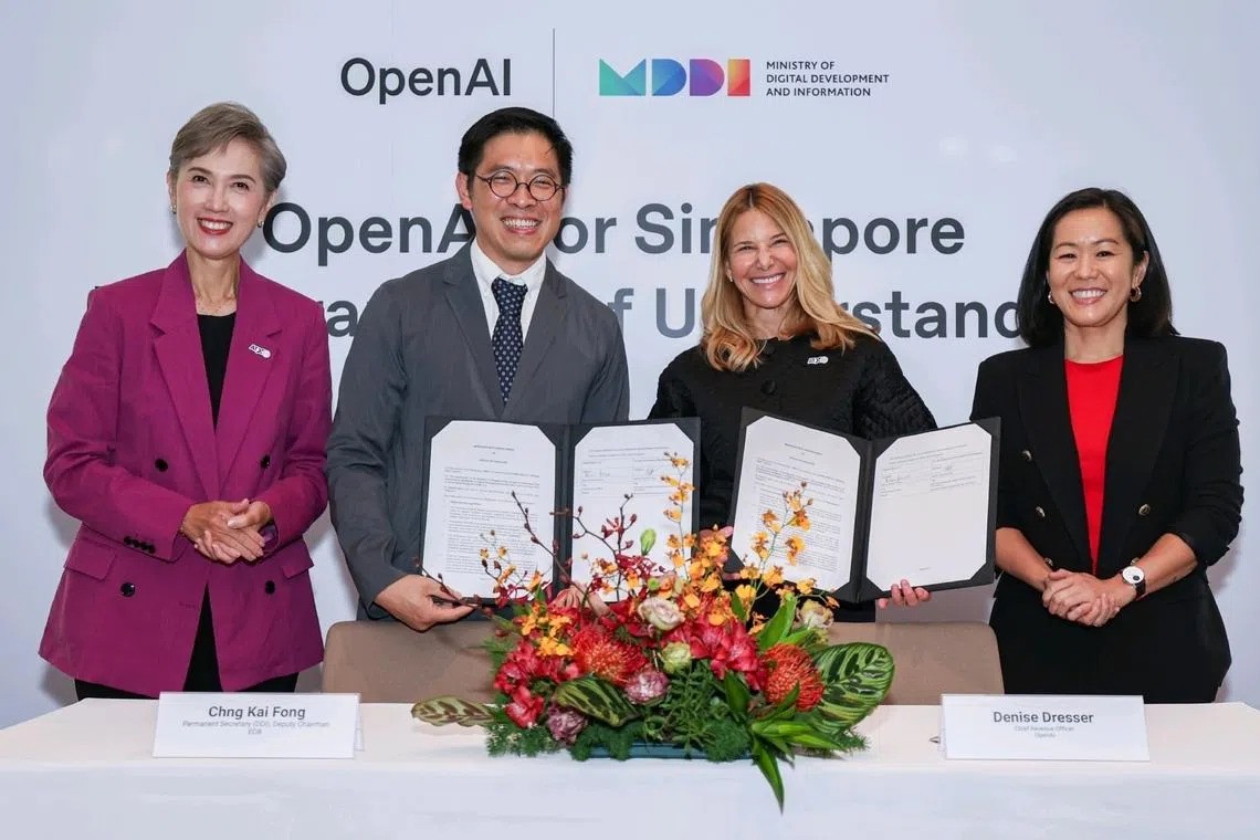 Từ trái sang phải: Bộ trưởng Phát triển Kỹ thuật số và Thông tin Singapore Josephine Teo, ông Chng Kai Fong – Thư ký Thường trực MDDI, bà Denise Dresser – Giám đốc Doanh thu OpenAI và bà Sandy Kunvatanagarn – Trưởng bộ phận chính sách công khu vực Đông Nam Á của OpenAI, tại lễ ký kết ngày 20/5. Ảnh: Straits Times
