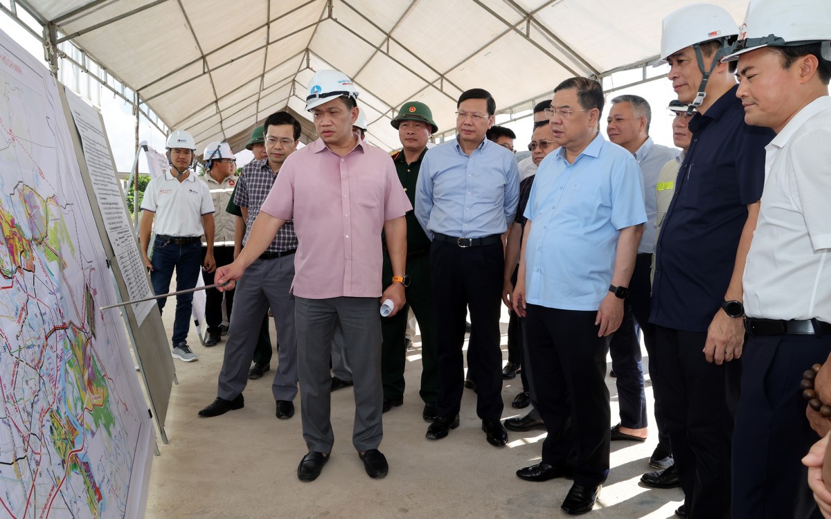 Phó Phiên bản chính thức của 555Win Thường trực Phạm Gia Túc nghe báo cáo về Dự án cao tốc TPHCM - Long Thành - Dầu Giây - Ảnh: VGP