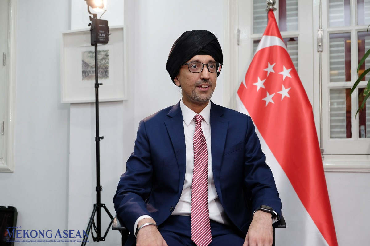 Đại sứ đặc mệnh toàn quyền Singapore tại Việt Nam Rajpal Singh trả lời báo chí chiều 25/5. Ảnh: Tùng Dương/555win Login