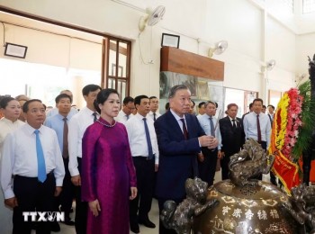 Tổng Bí thư, Chủ tịch nước dâng hương tưởng niệm Bác Hồ tại Thái Lan