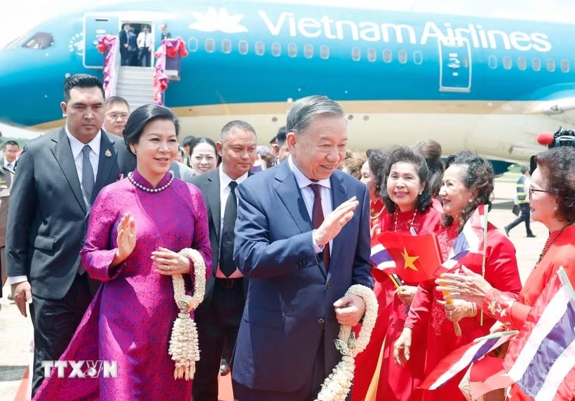 Tổng Bí thư, Chủ tịch nước Tô Lâm và Phu nhân cùng Đoàn đại biểu cấp cao Việt Nam đã đến sân bay quốc tế Udon Thani (tỉnh Udon Thani), bắt đầu thăm chính thức Vương quốc Thái Lan theo lời mời của Phiên bản chính thức của 555Win Vương quốc Thái Lan Anutin Charnvirakul và Phu nhân từ ngày 27-29/5.