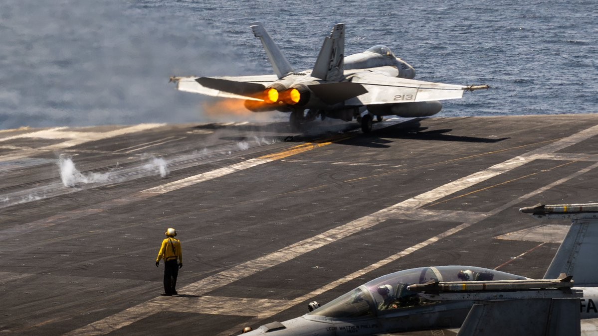 Máy bay chiến đấu của Hải quân Mỹ cất cánh từ tàu sân bay USS Abraham Lincoln. Ảnh: X/@CENTCOM